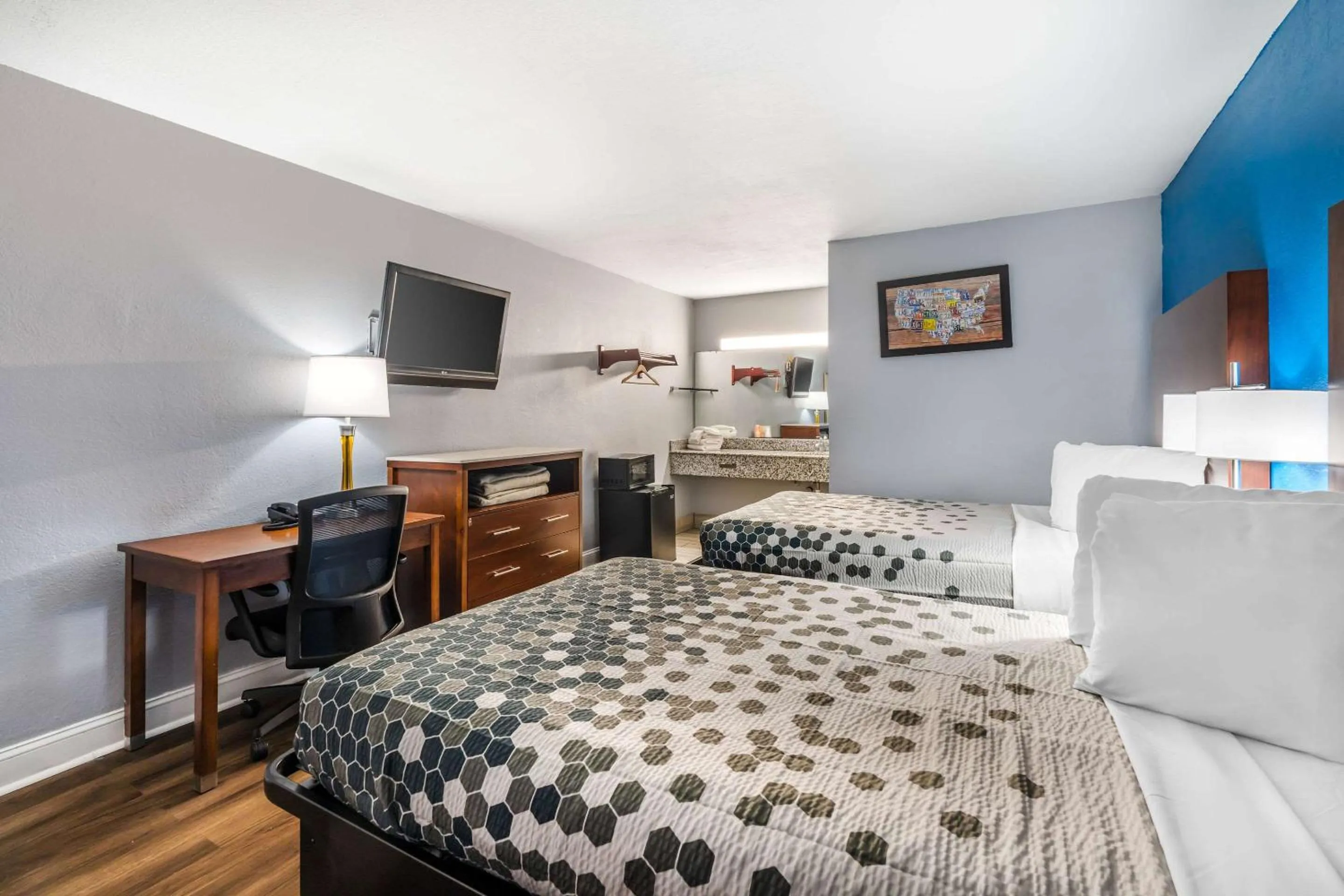 Bedroom, Bed in Econo Lodge Inn & Suites Virginia Beach - Norfolk