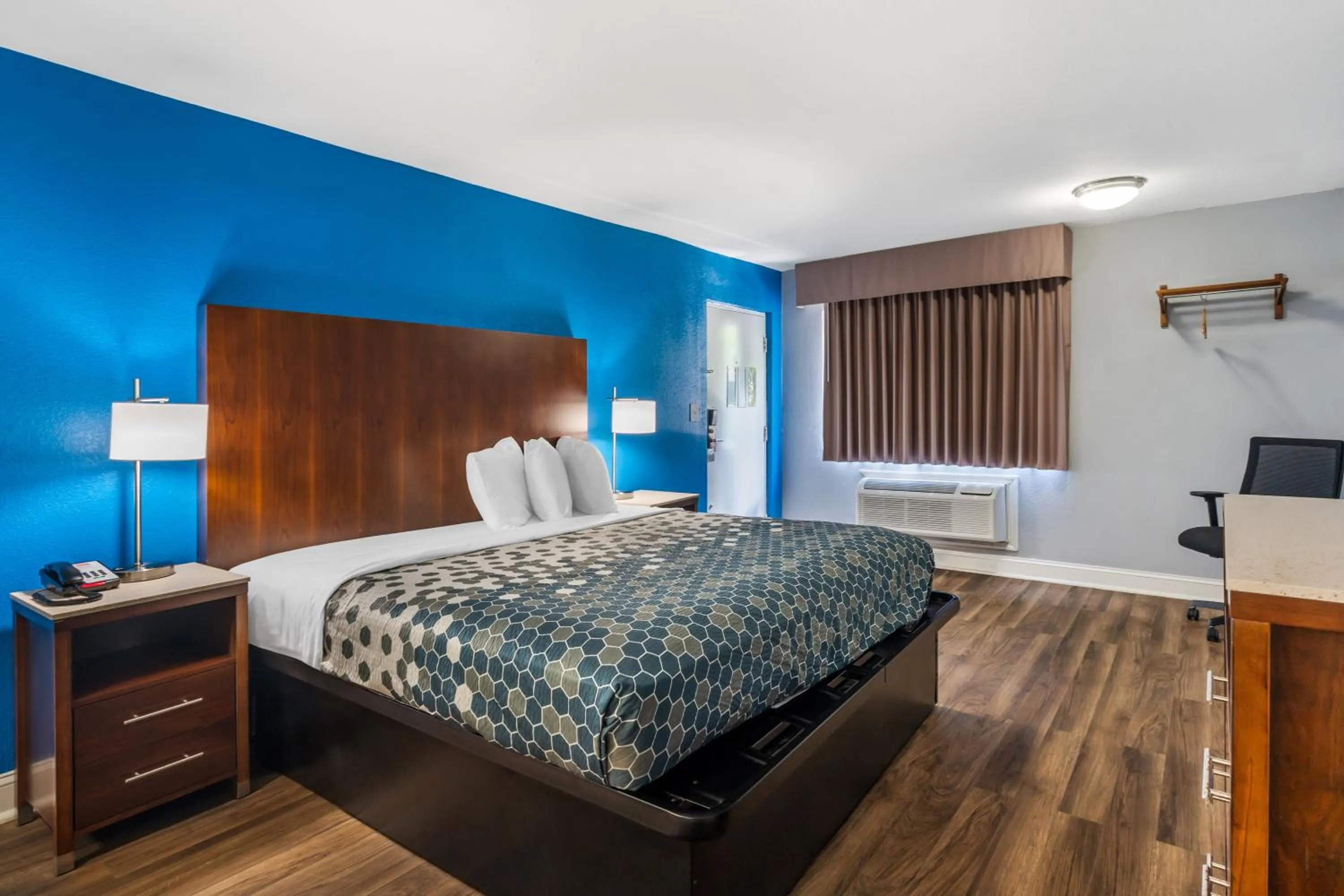 Bedroom, Bed in Econo Lodge Inn & Suites Virginia Beach - Norfolk