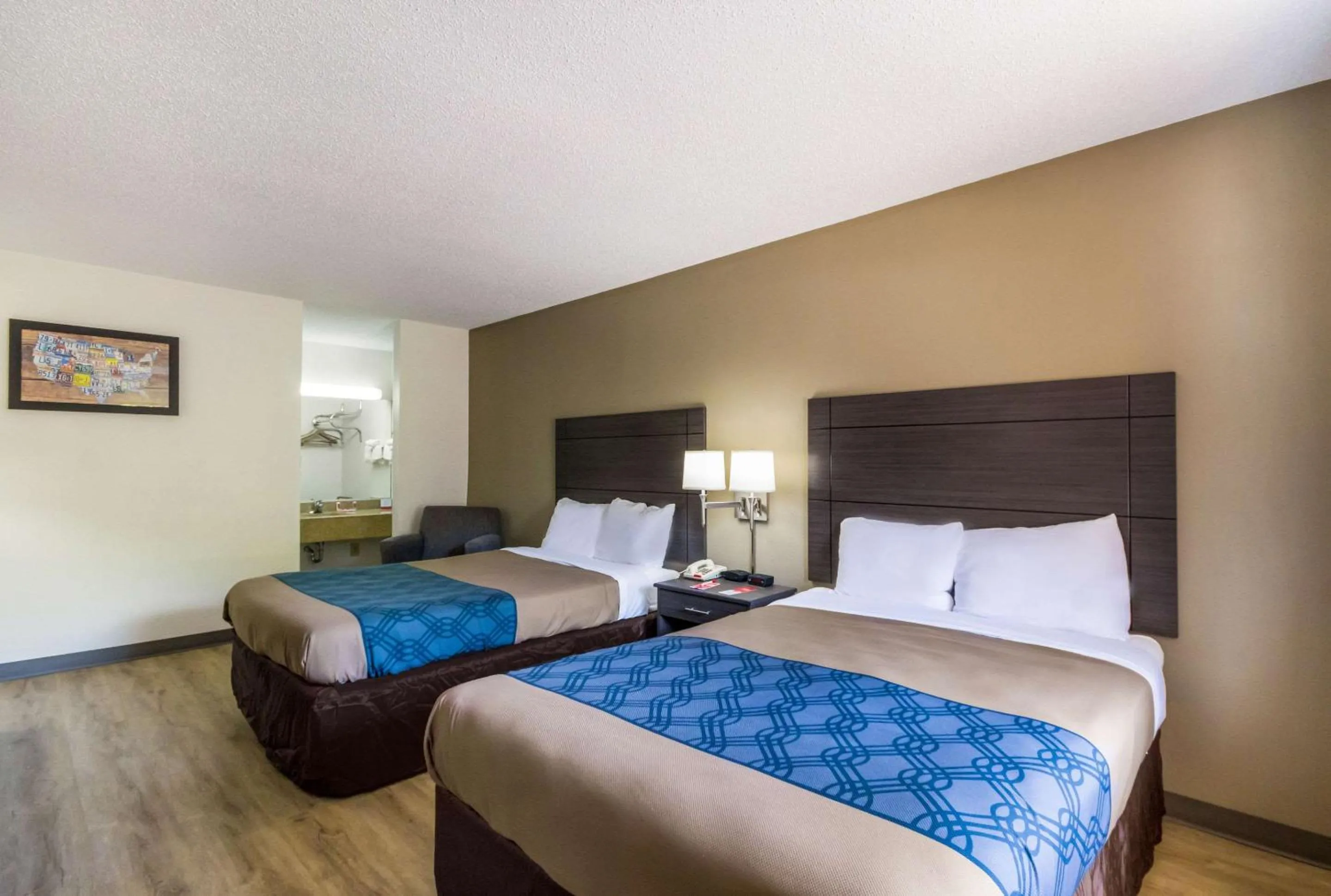 Photo of the whole room, Bed in Econo Lodge Little Creek