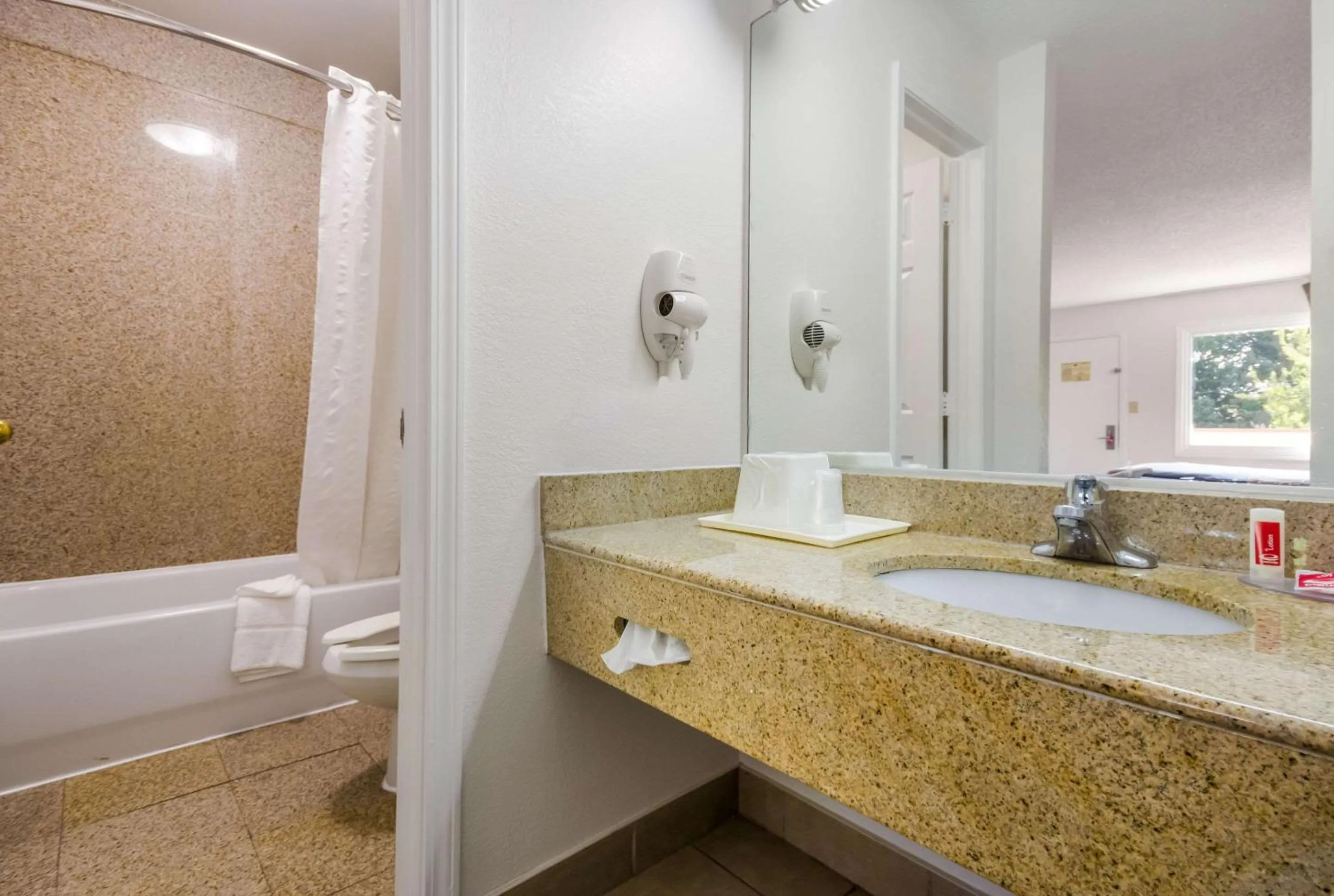 Bathroom in Econo Lodge Little Creek