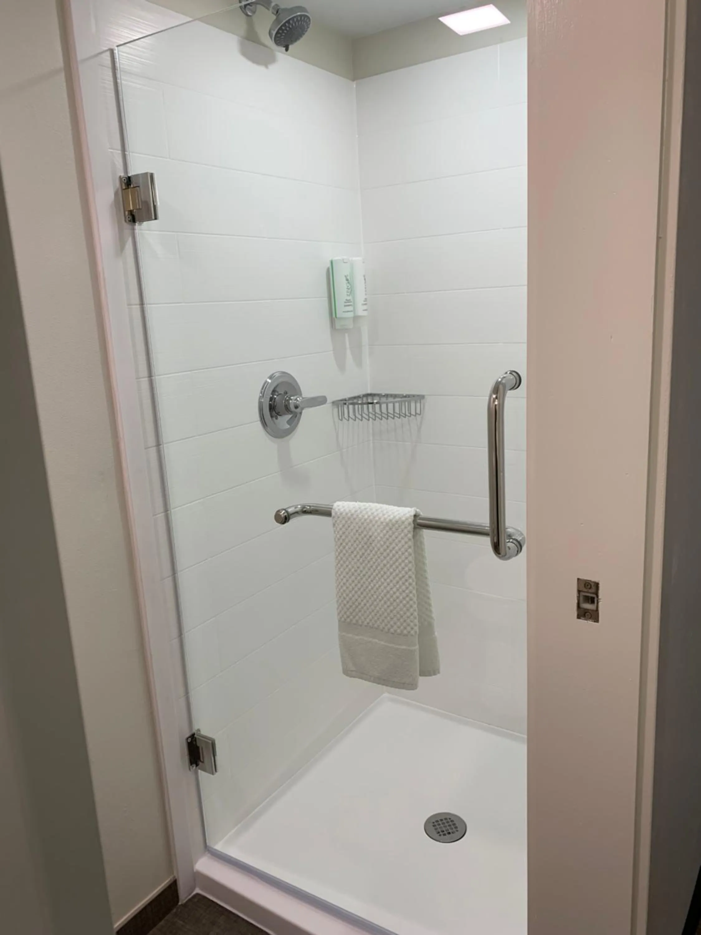 Shower in Sleep Inn Staunton