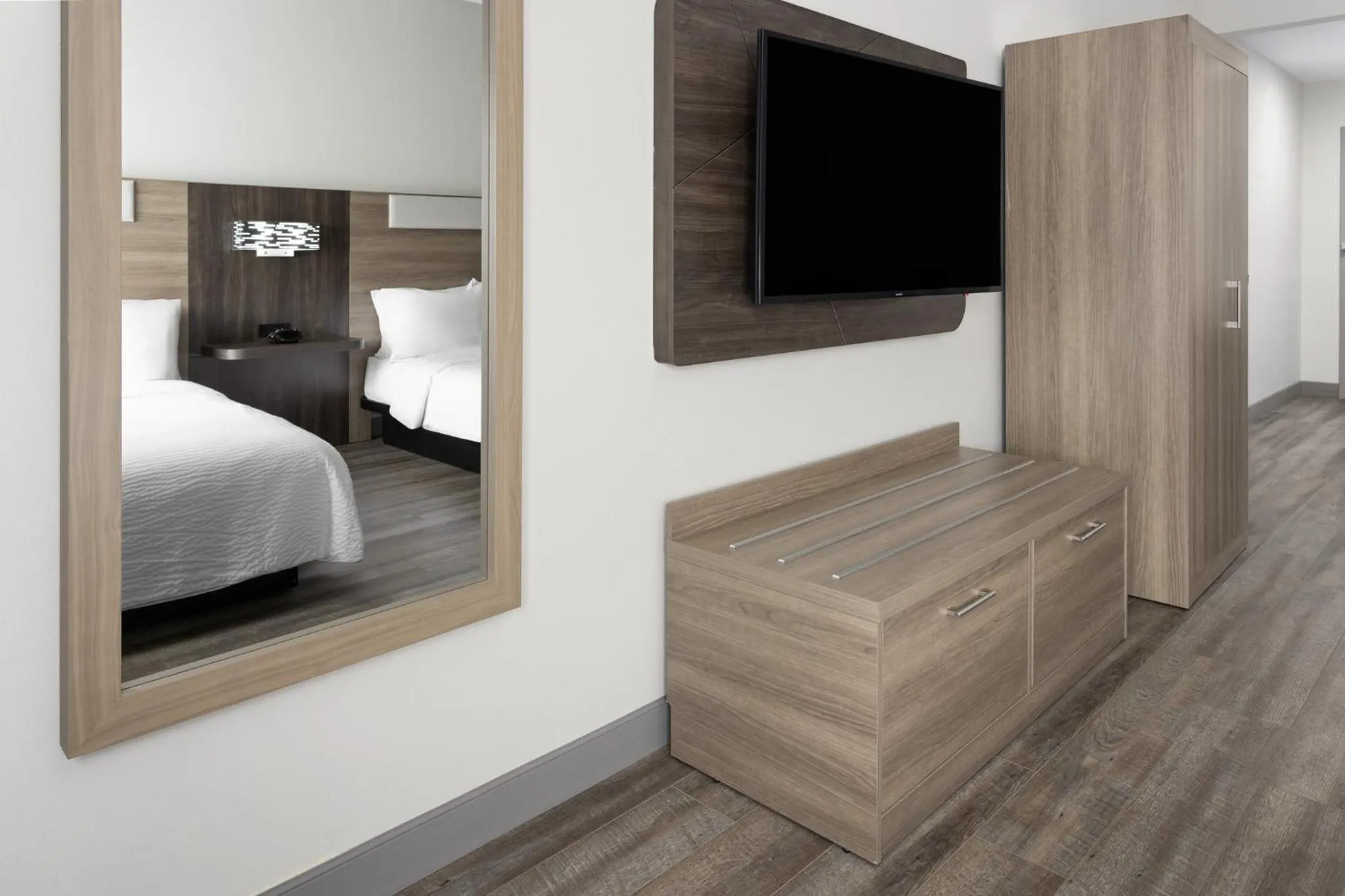 Photo of the whole room, Bed in Holiday Inn Express & Suites Leesburg - Historic District by IHG