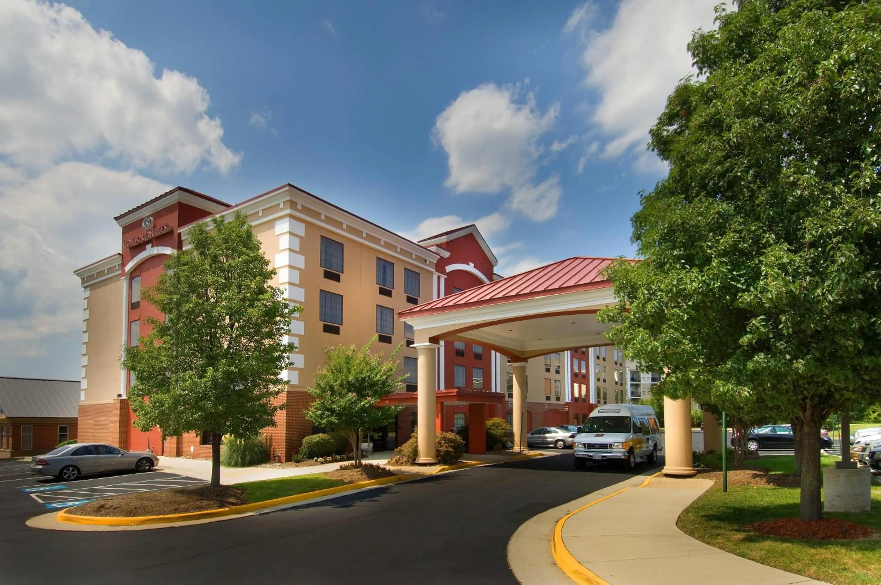 Property building in Comfort Suites Dulles Airport