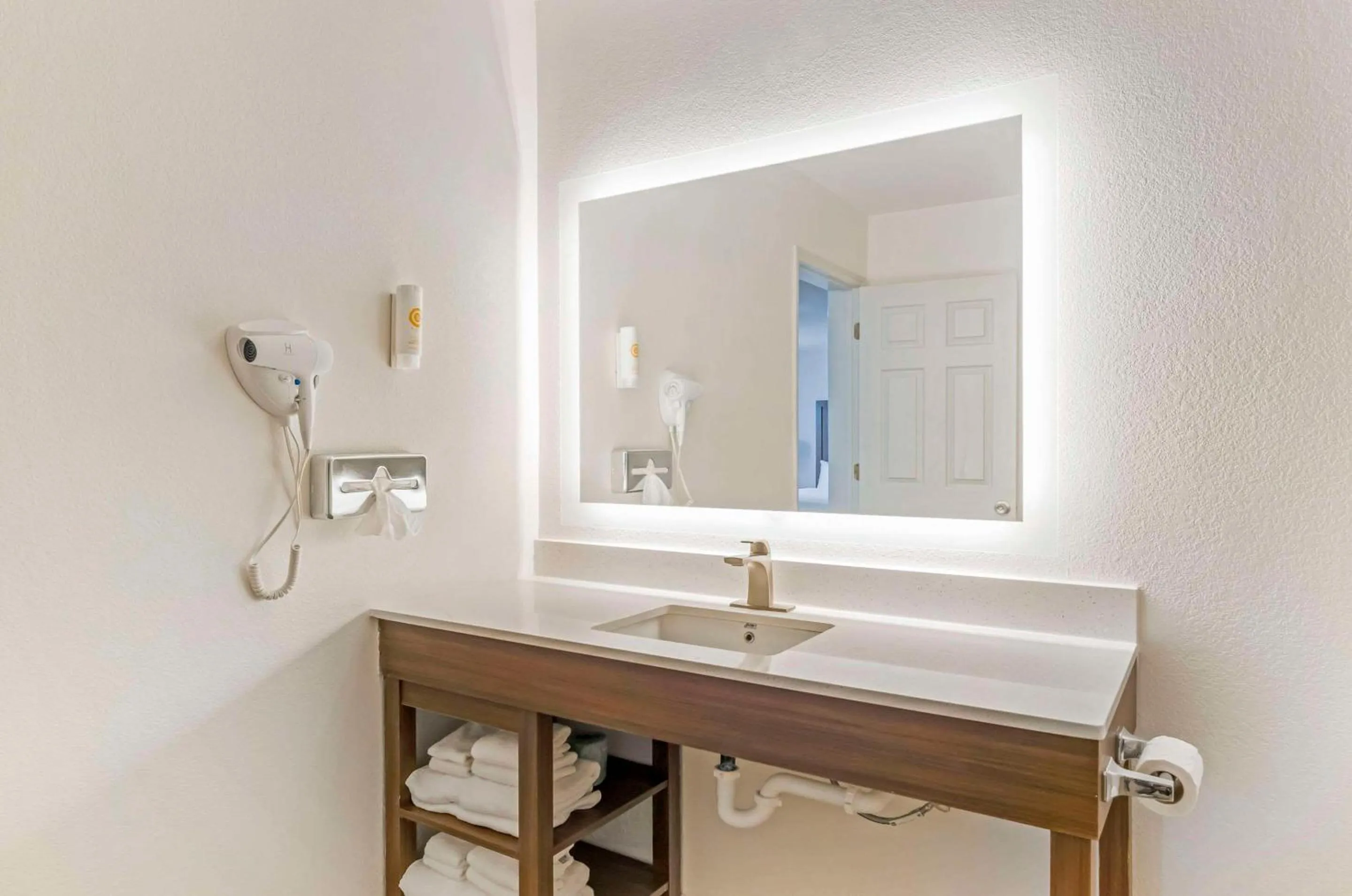 Bedroom in Comfort Inn Wytheville - Fort Chiswell