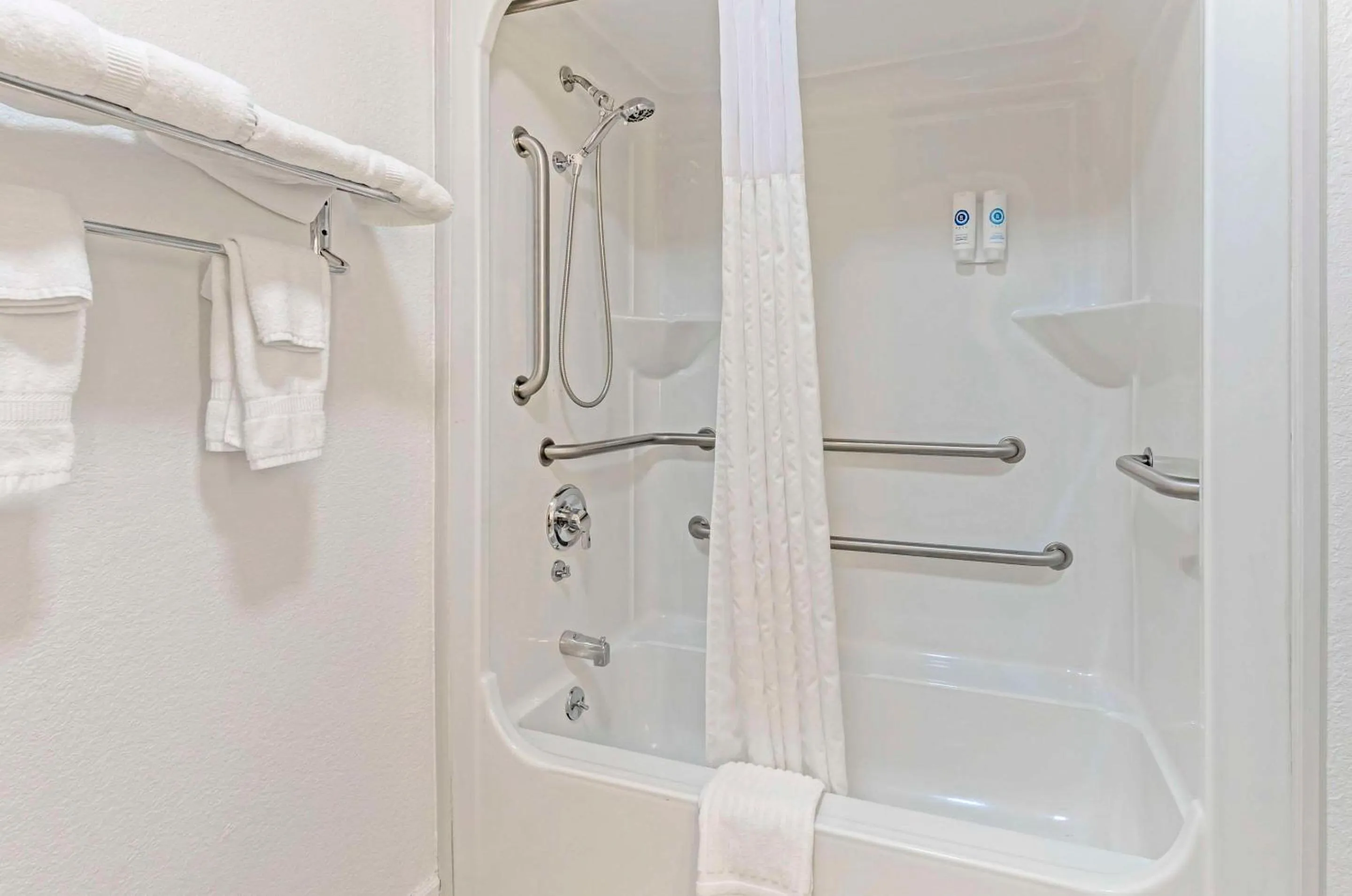 Bedroom in Comfort Inn Wytheville - Fort Chiswell