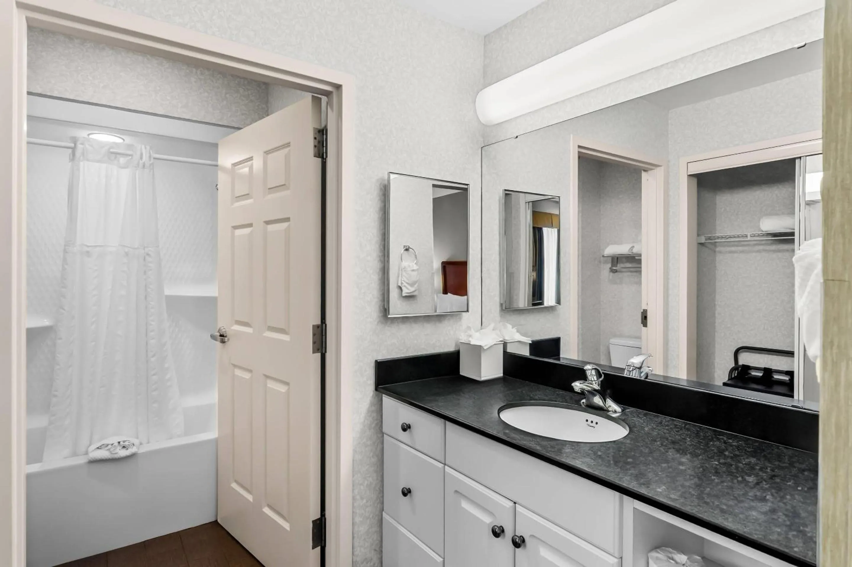 Bedroom in MainStay Suites Roanoke Airport