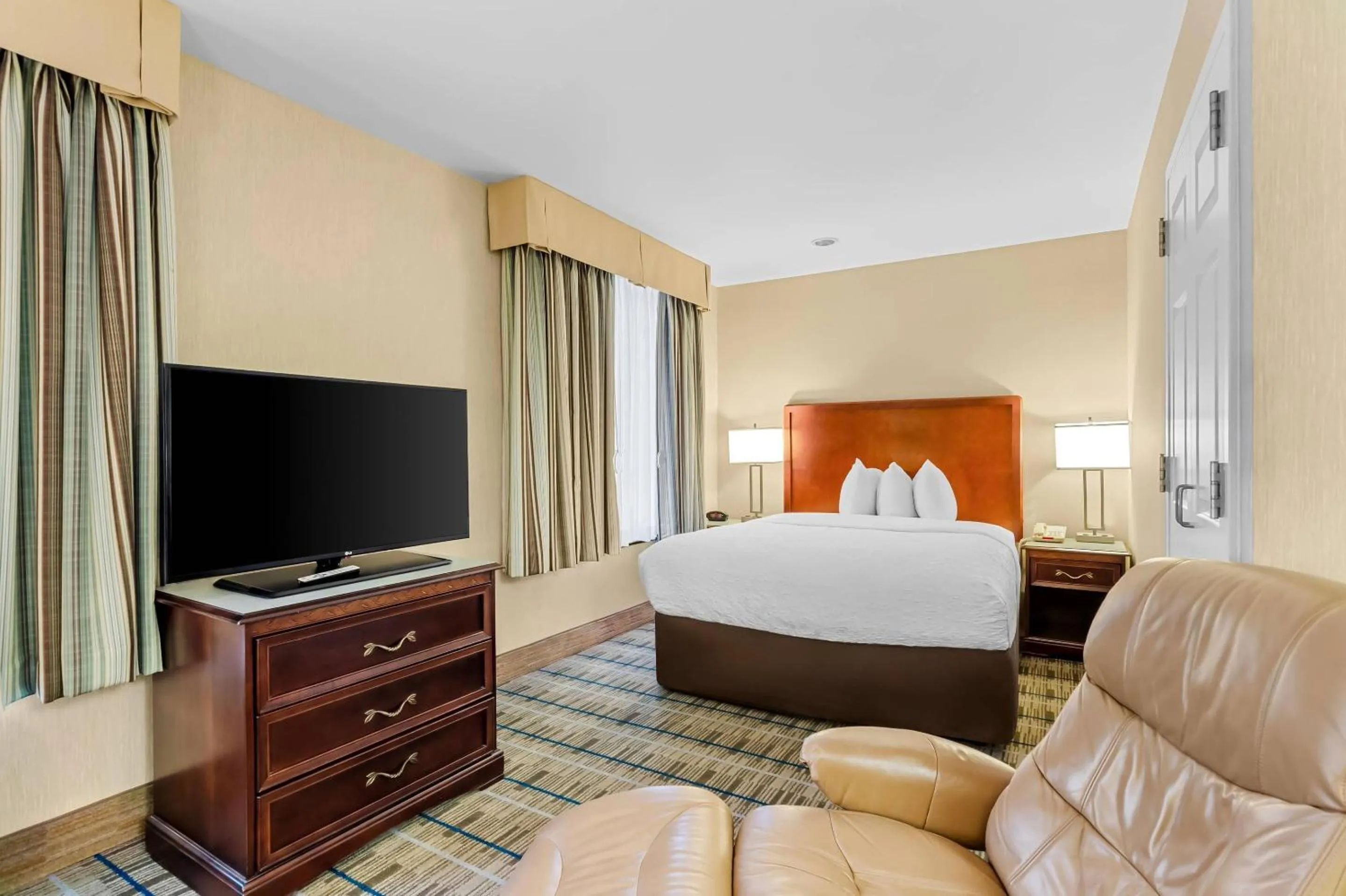 Bedroom, Bed in MainStay Suites Roanoke Airport