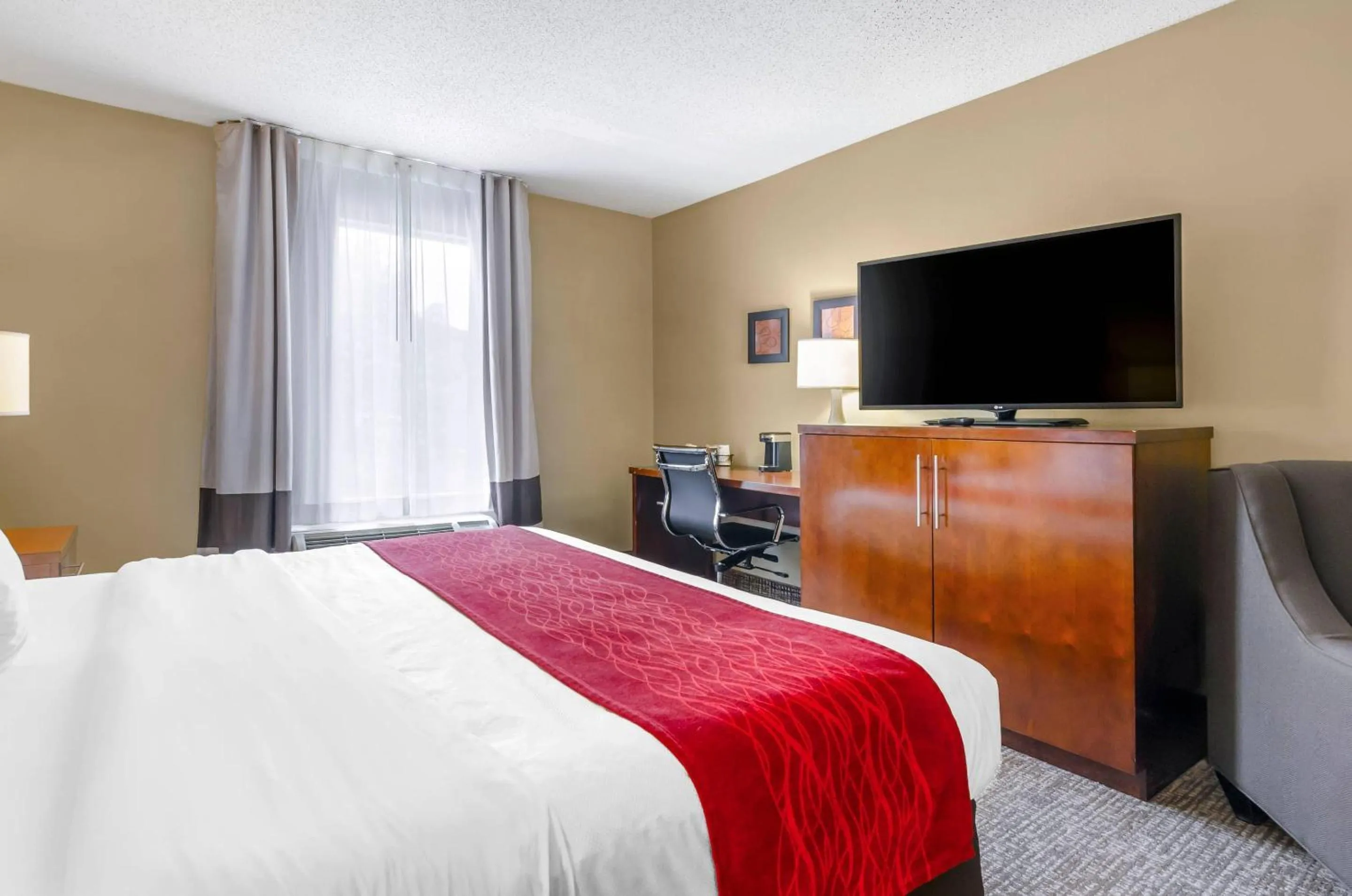 Bedroom, Bed in Comfort Inn & Suites Christiansburg I-81
