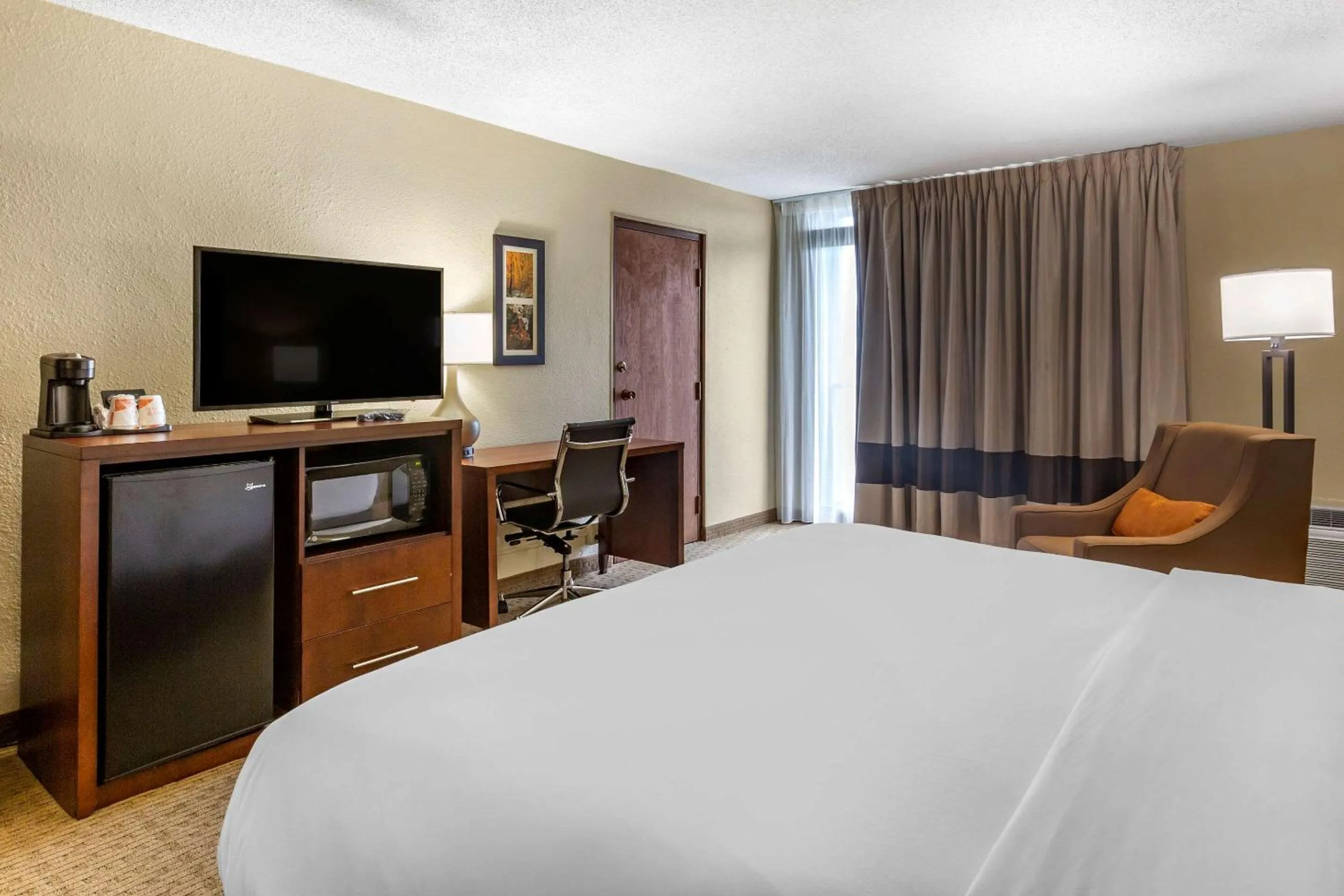 Photo of the whole room, Bed in Comfort Inn & Suites near Danville Mall