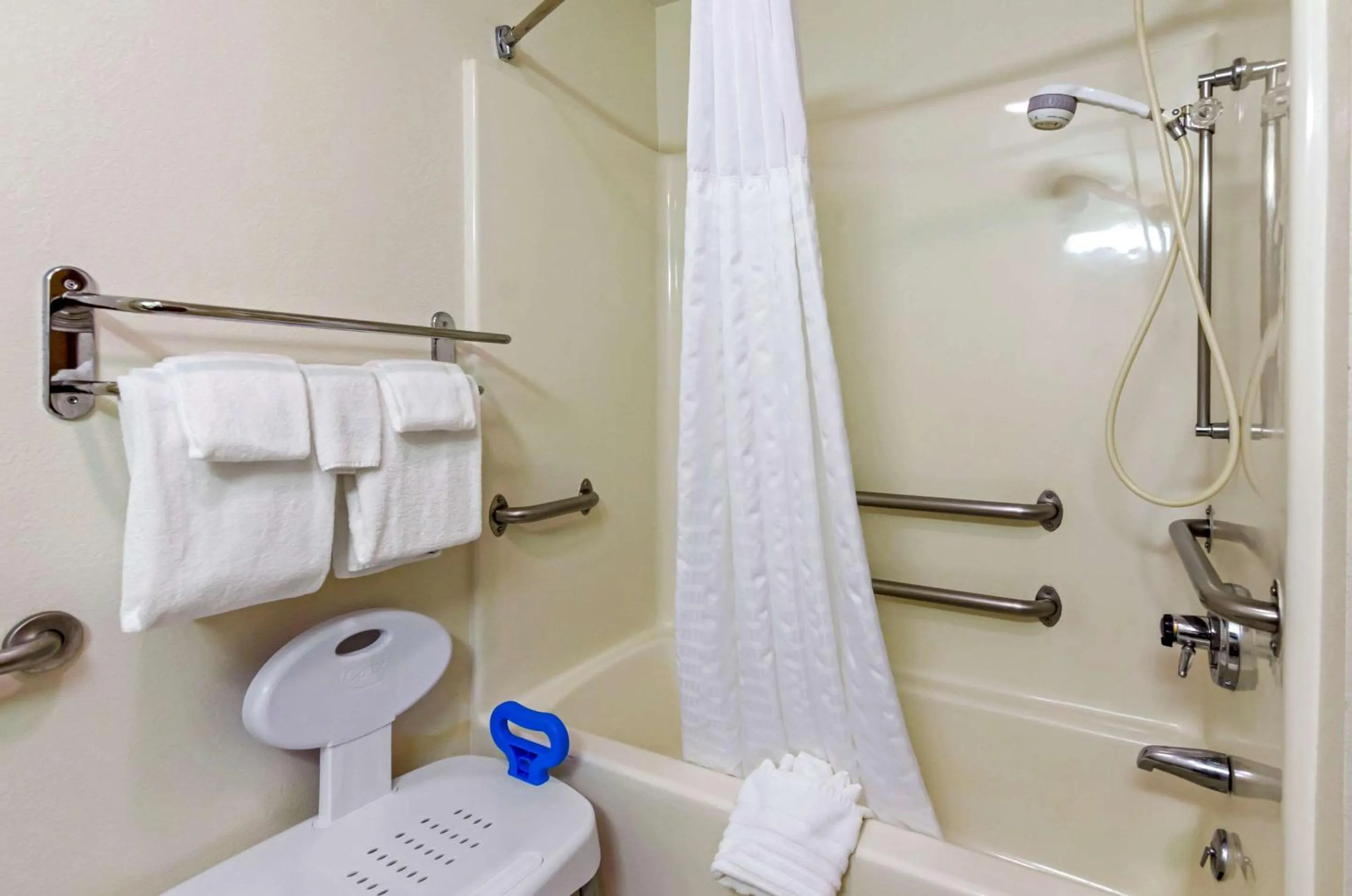 Photo of the whole room in Comfort Inn Atkins-Marion I-81