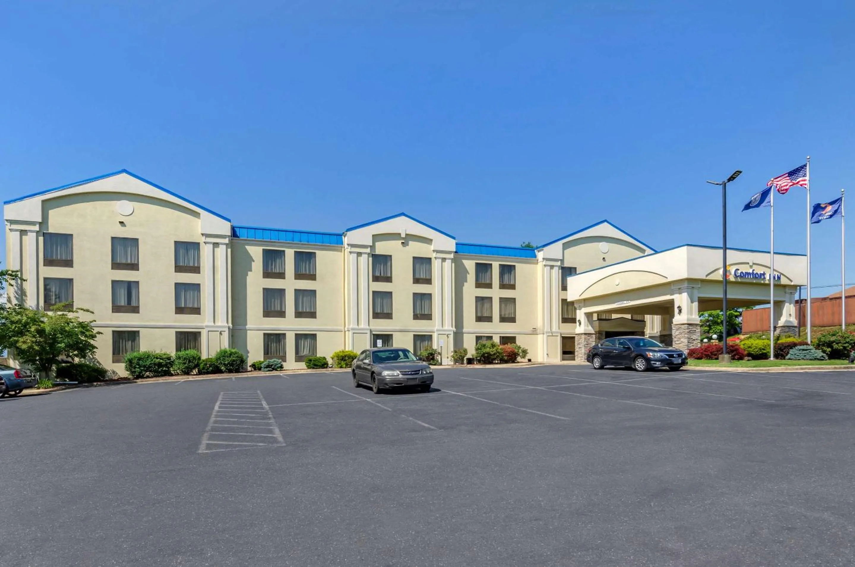 Property building in Comfort Inn Waynesboro
