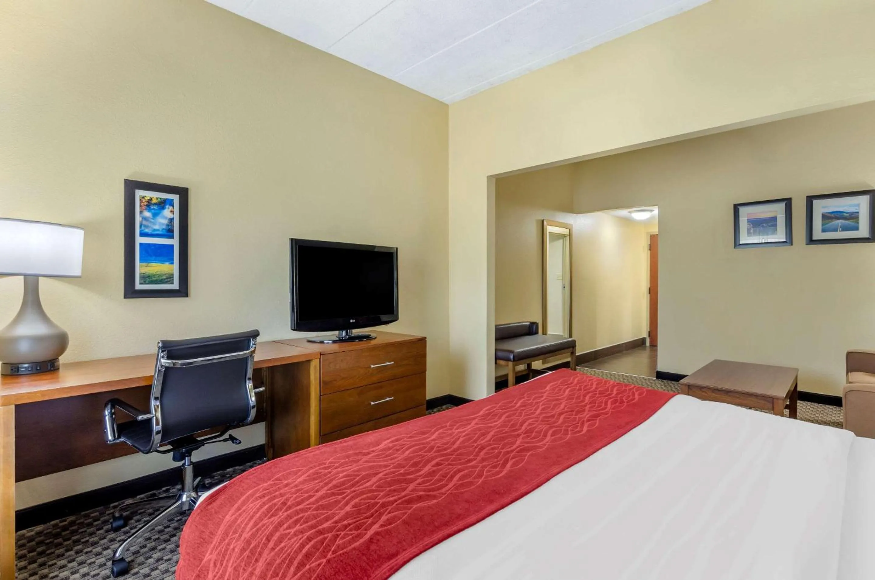 Photo of the whole room, Bed in Comfort Inn Waynesboro