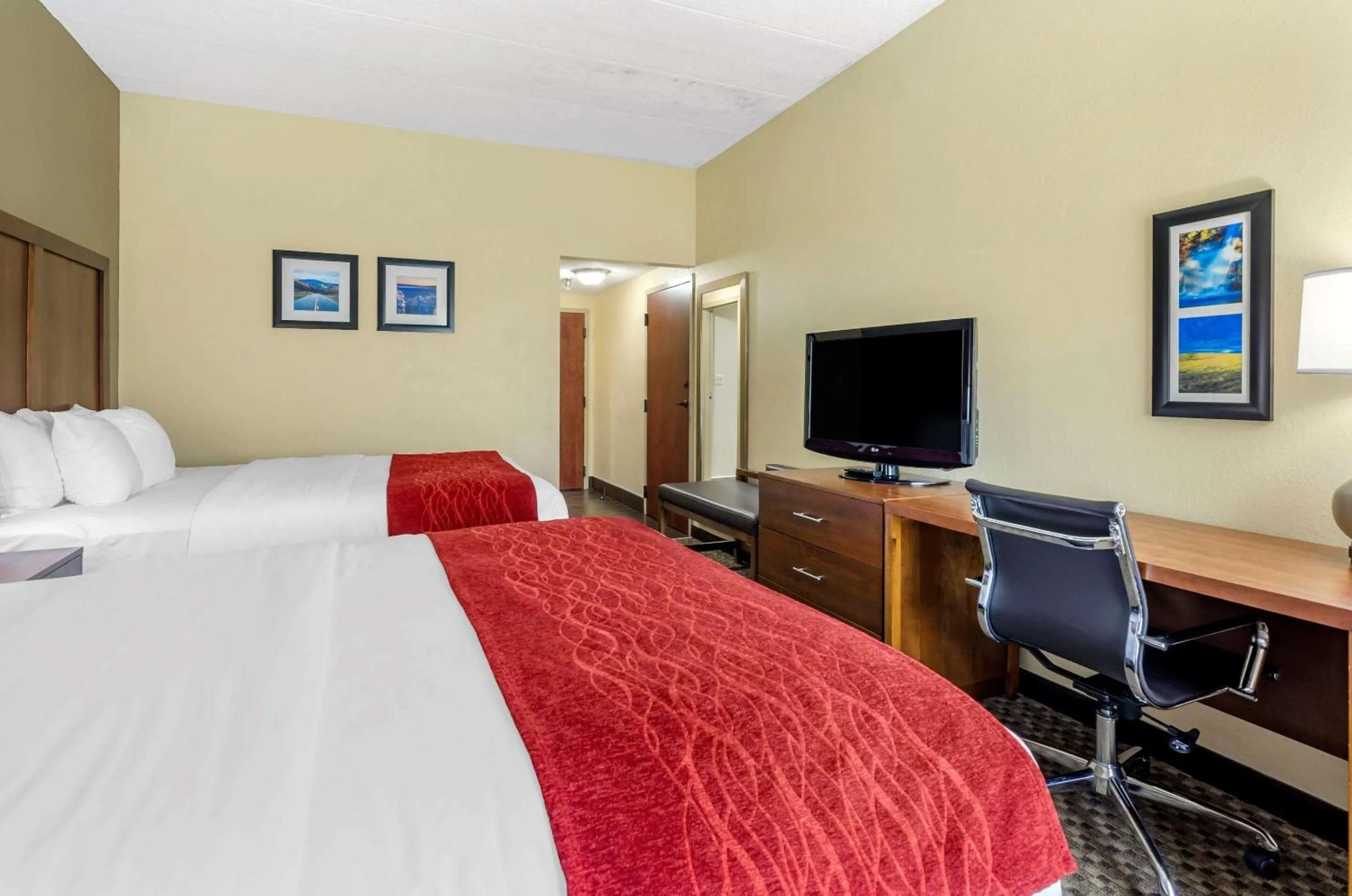 Photo of the whole room, Bed in Comfort Inn Waynesboro