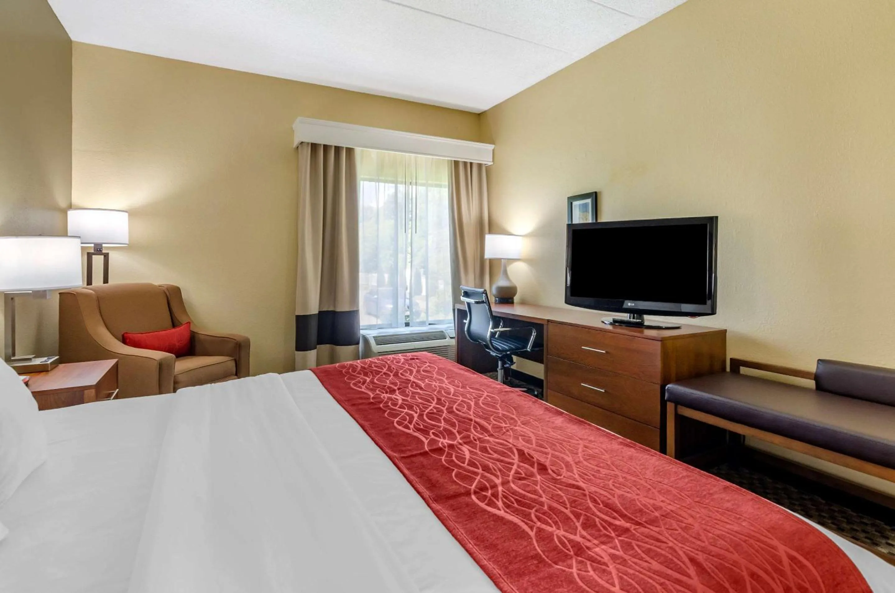 Photo of the whole room, Bed in Comfort Inn Waynesboro