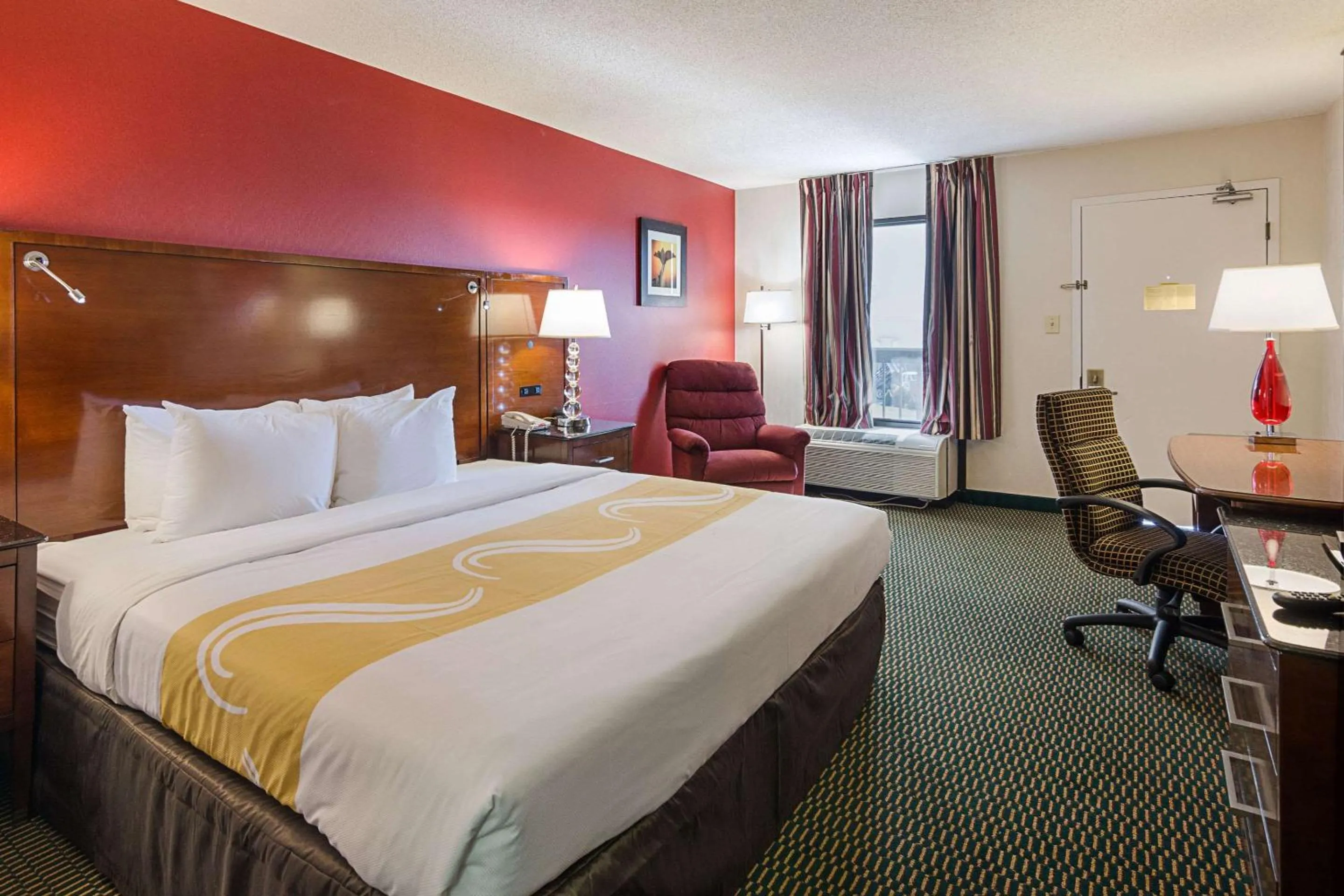 Photo of the whole room, Bed in Quality Inn Christiansburg - Blacksburg