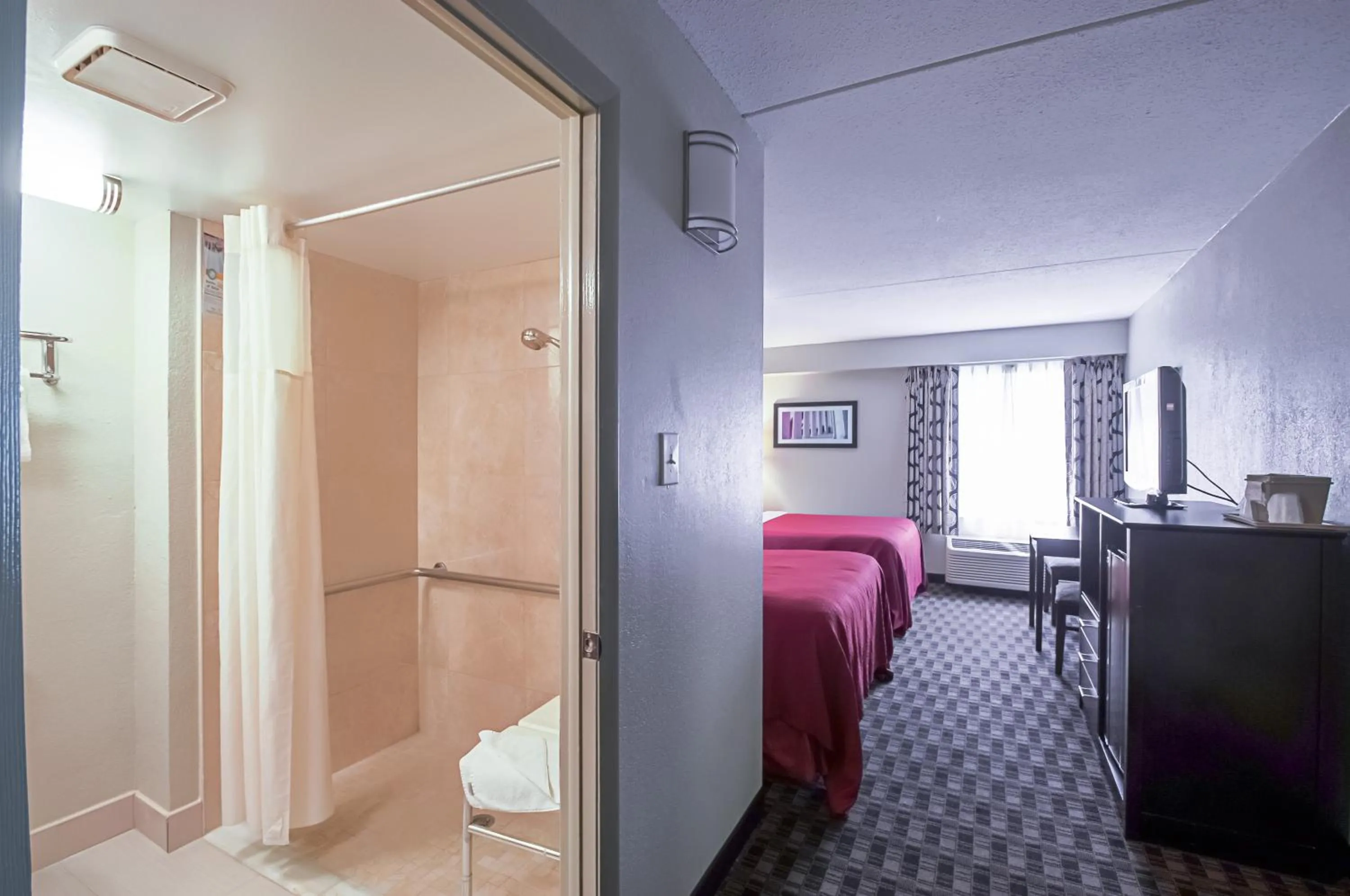 Shower, Bed in Quality Inn near Potomac Mills