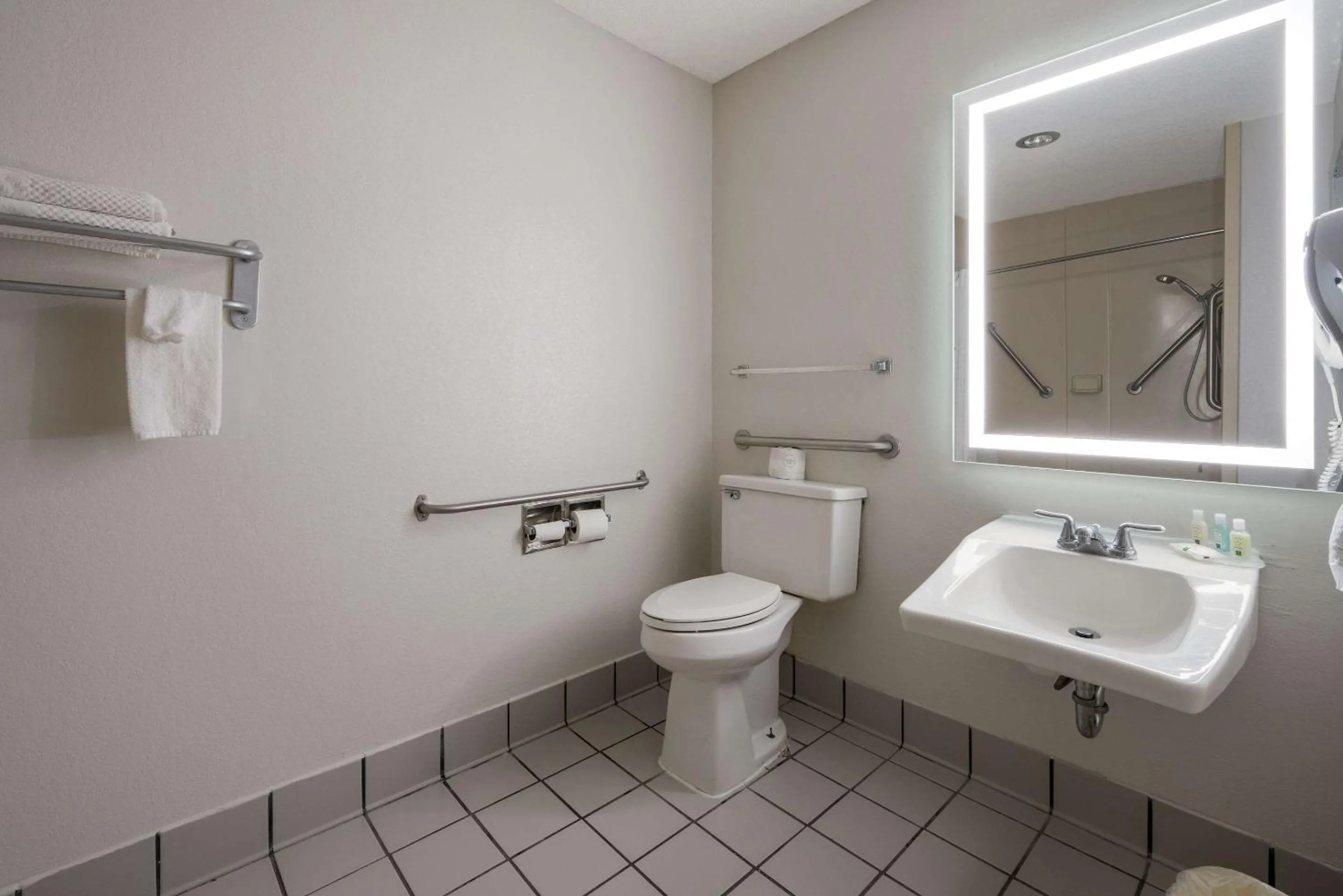 Bedroom in Quality Inn University Area