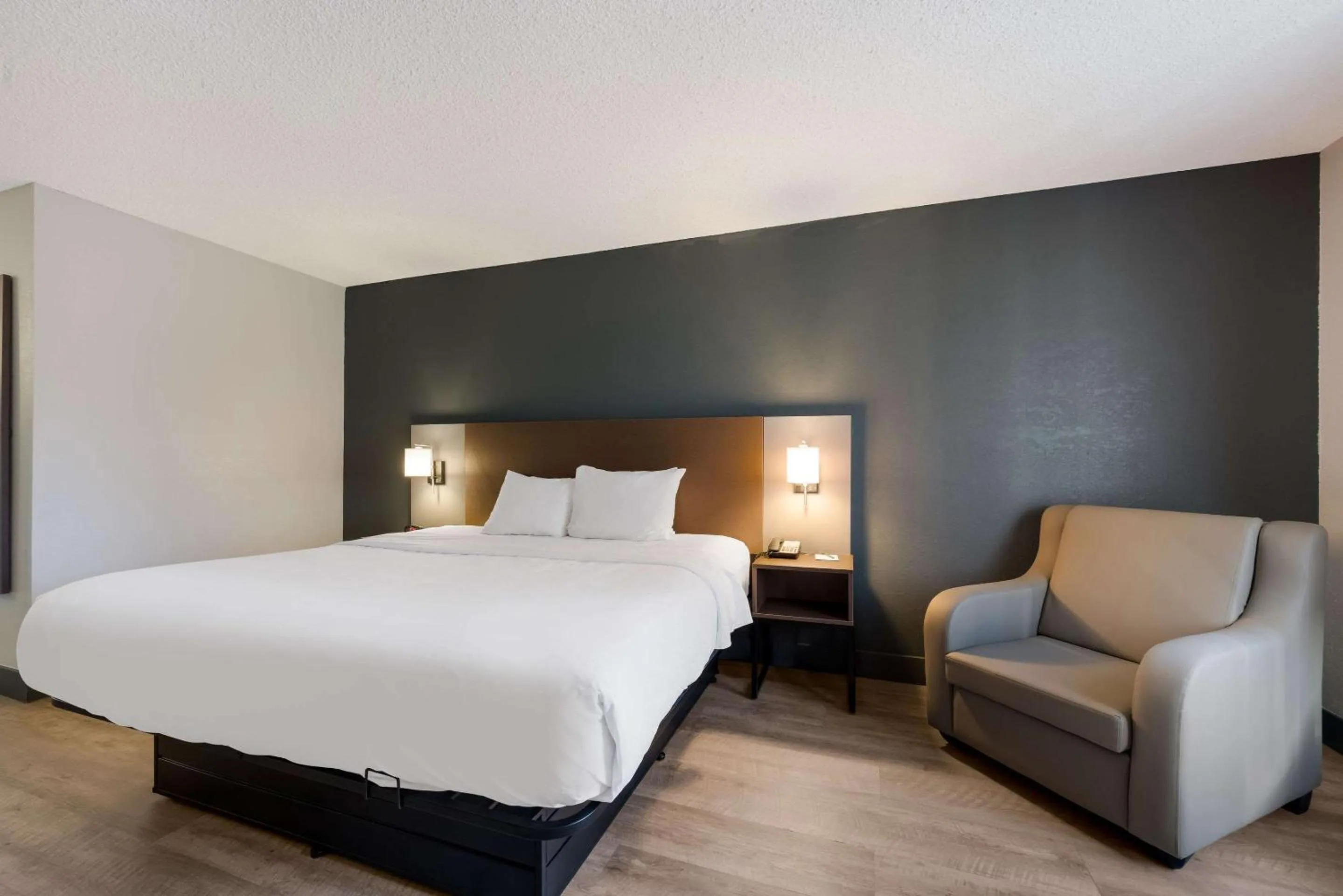 Bedroom, Bed in Quality Inn University Area