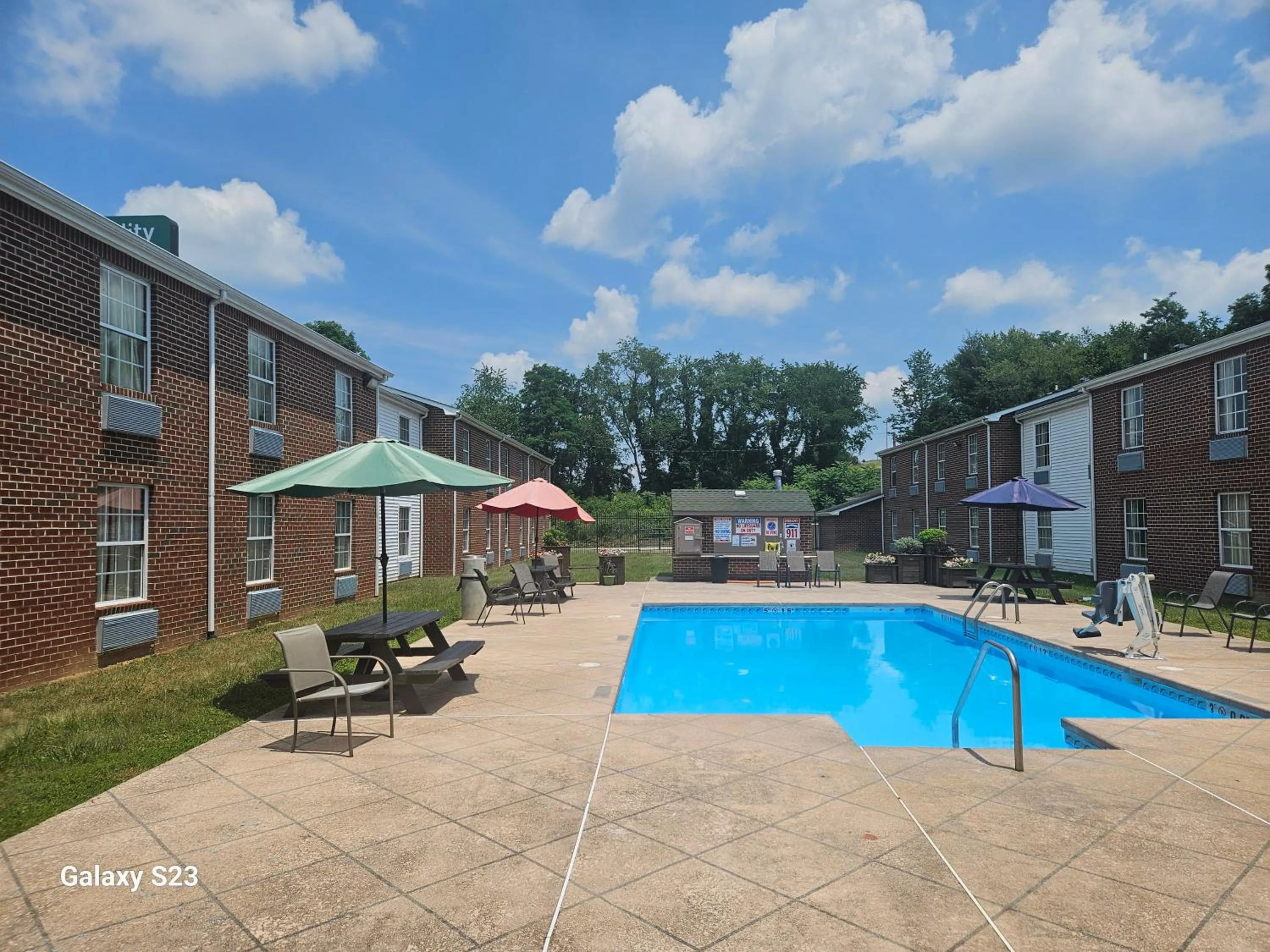 Property building in Quality Inn Dublin I-81