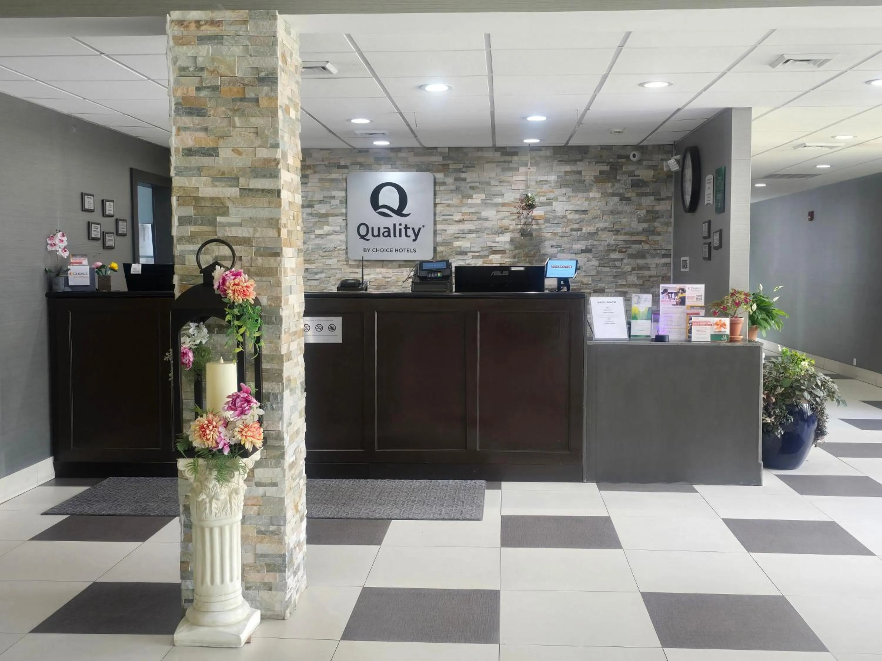 Property building in Quality Inn Dublin I-81