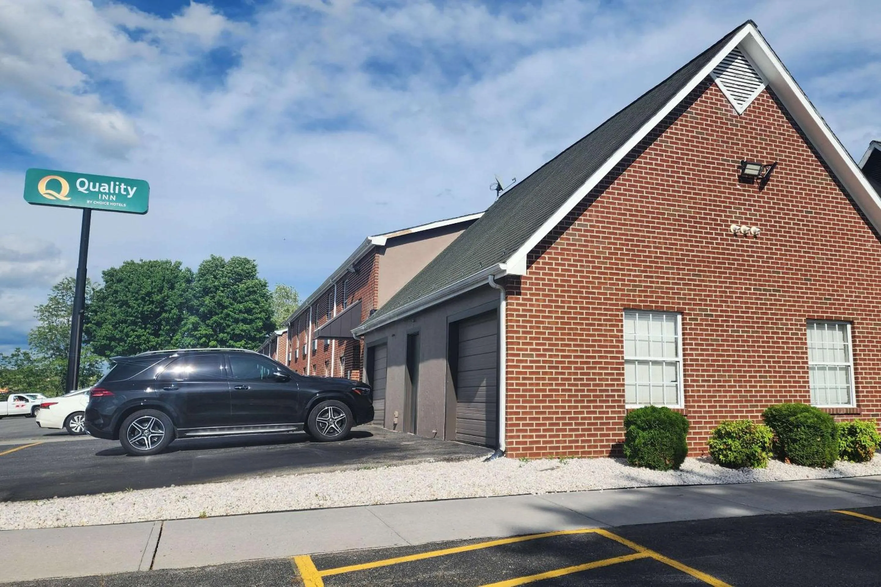 Property building in Quality Inn Dublin I-81