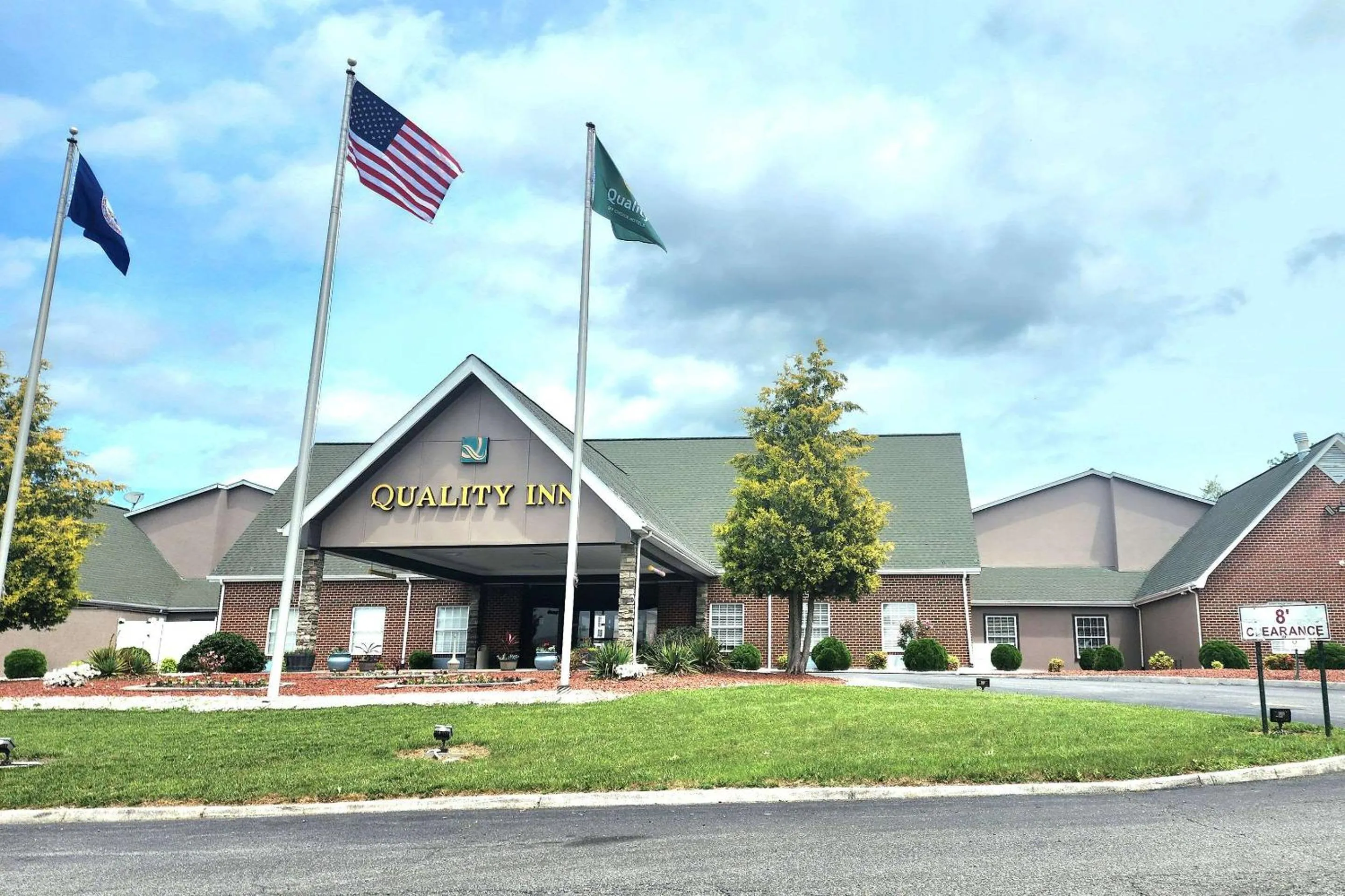 Property building in Quality Inn Dublin I-81