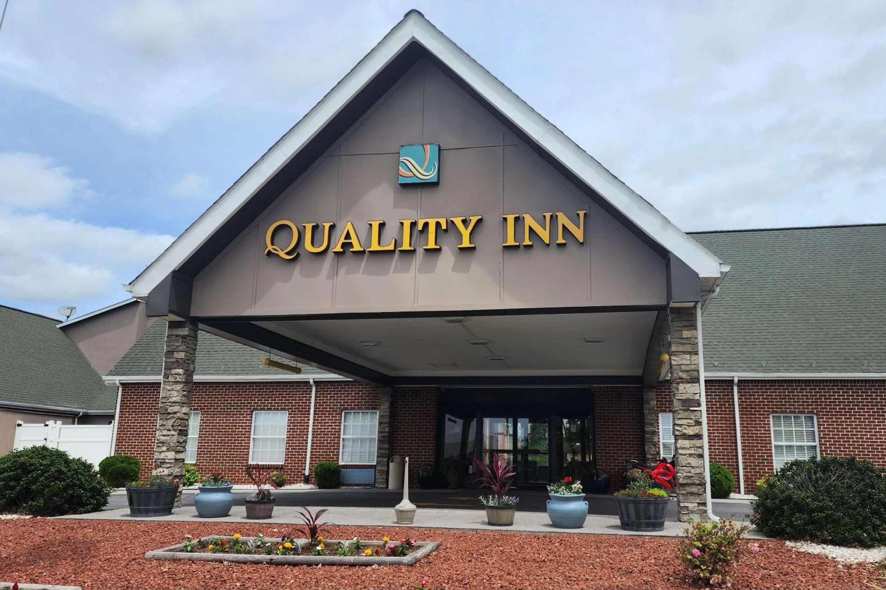 Property building in Quality Inn Dublin I-81