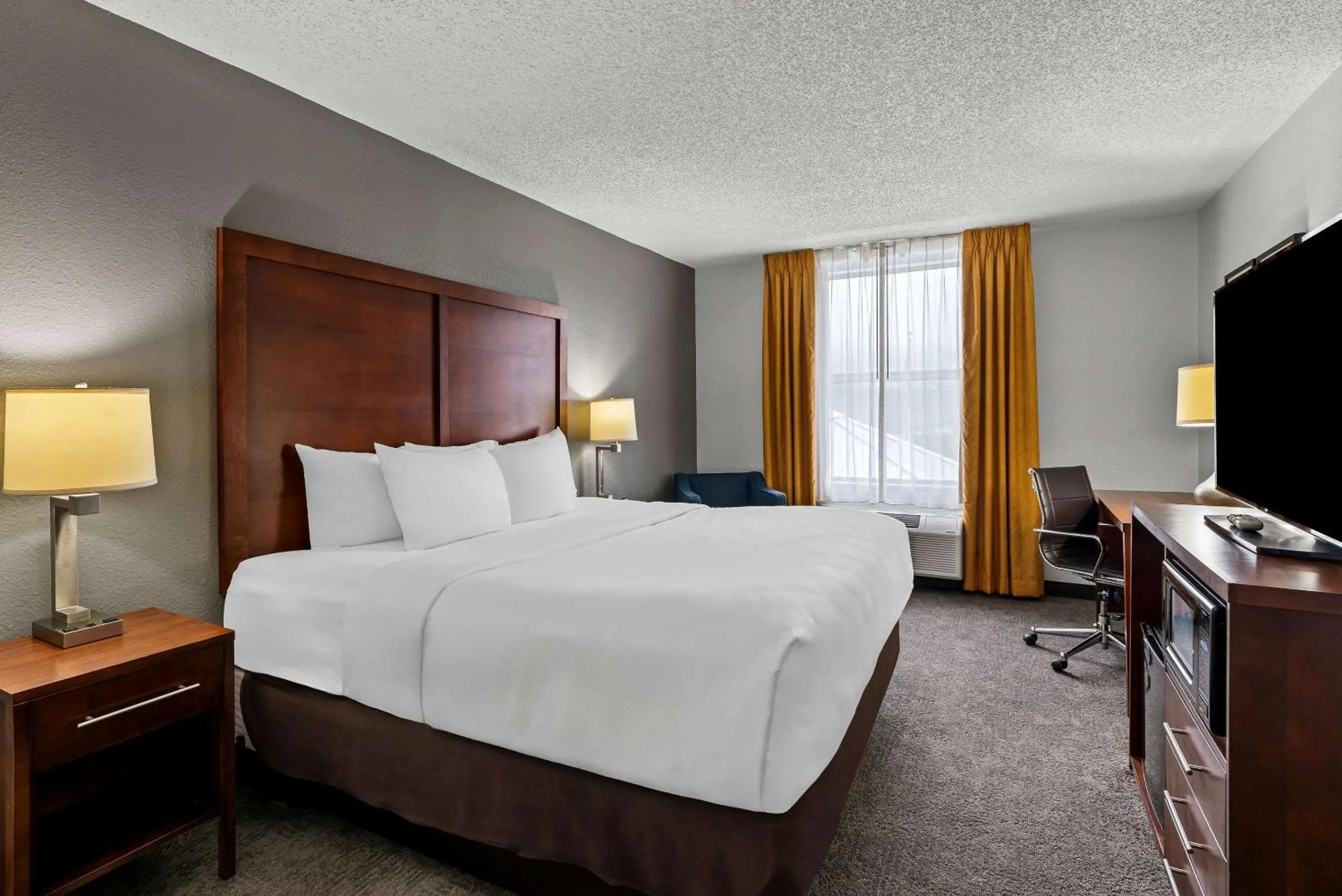 Bedroom, Bed in Comfort Inn & Suites Staunton