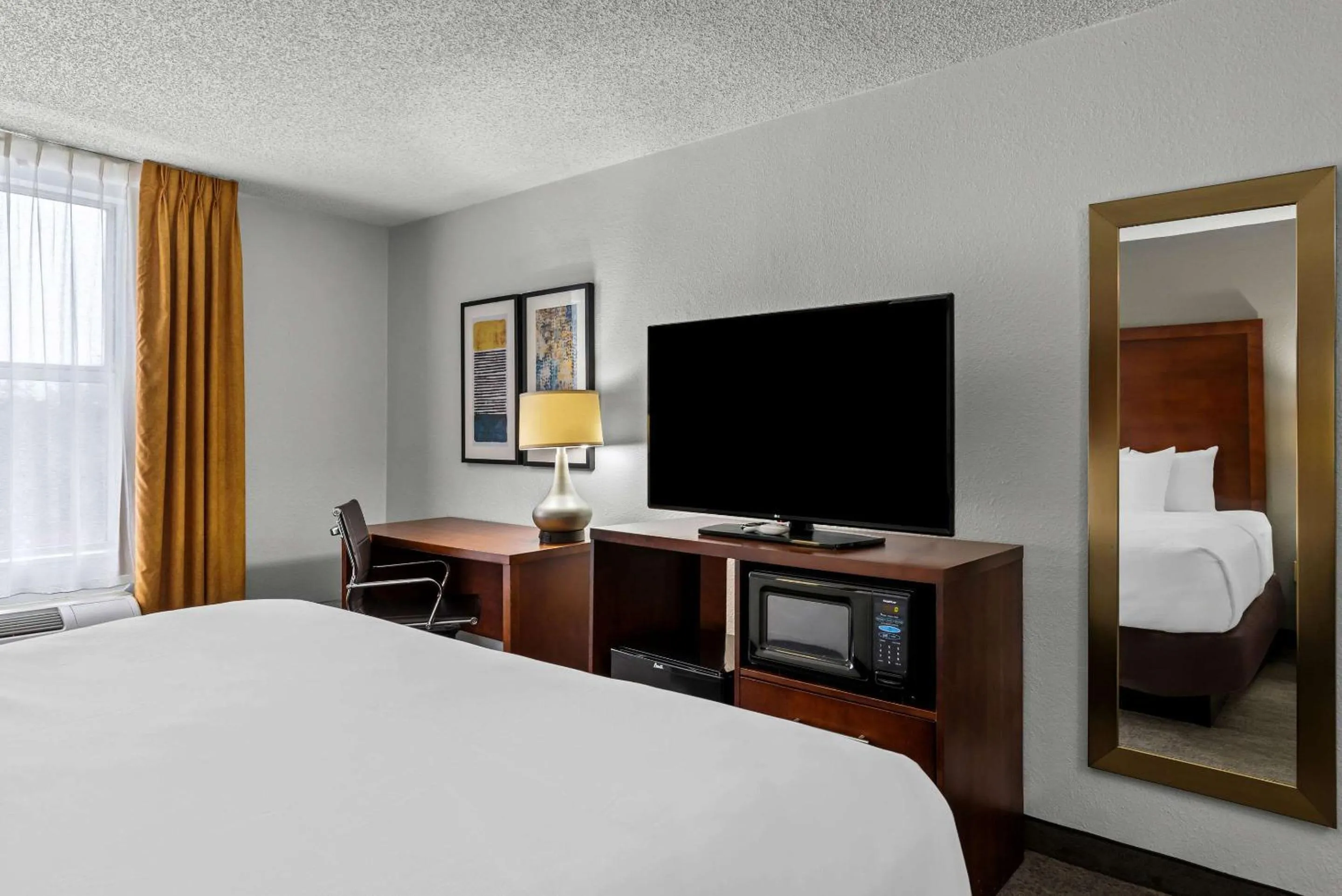 Bedroom, Bed in Comfort Inn & Suites Staunton