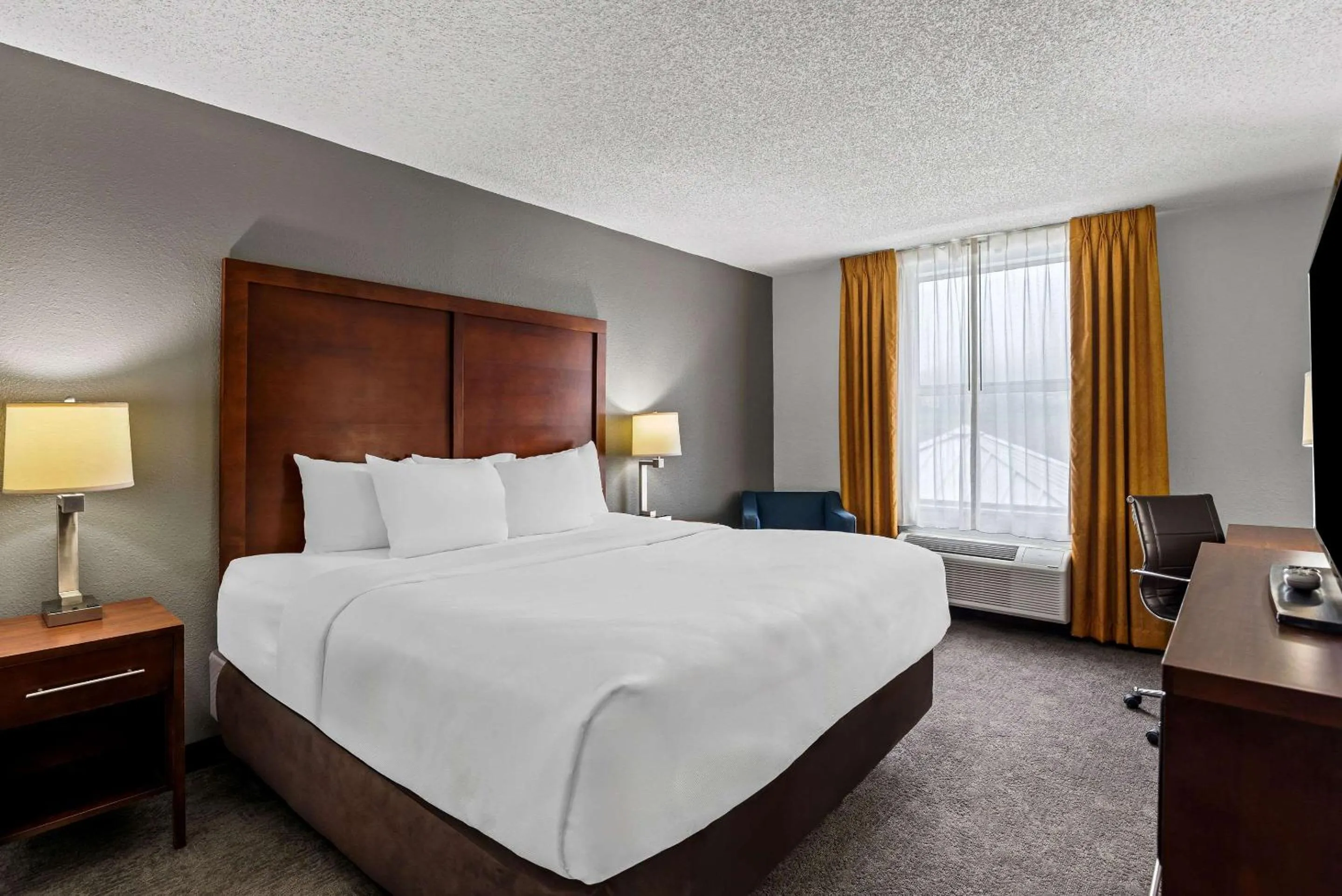 Bedroom, Bed in Comfort Inn & Suites Staunton