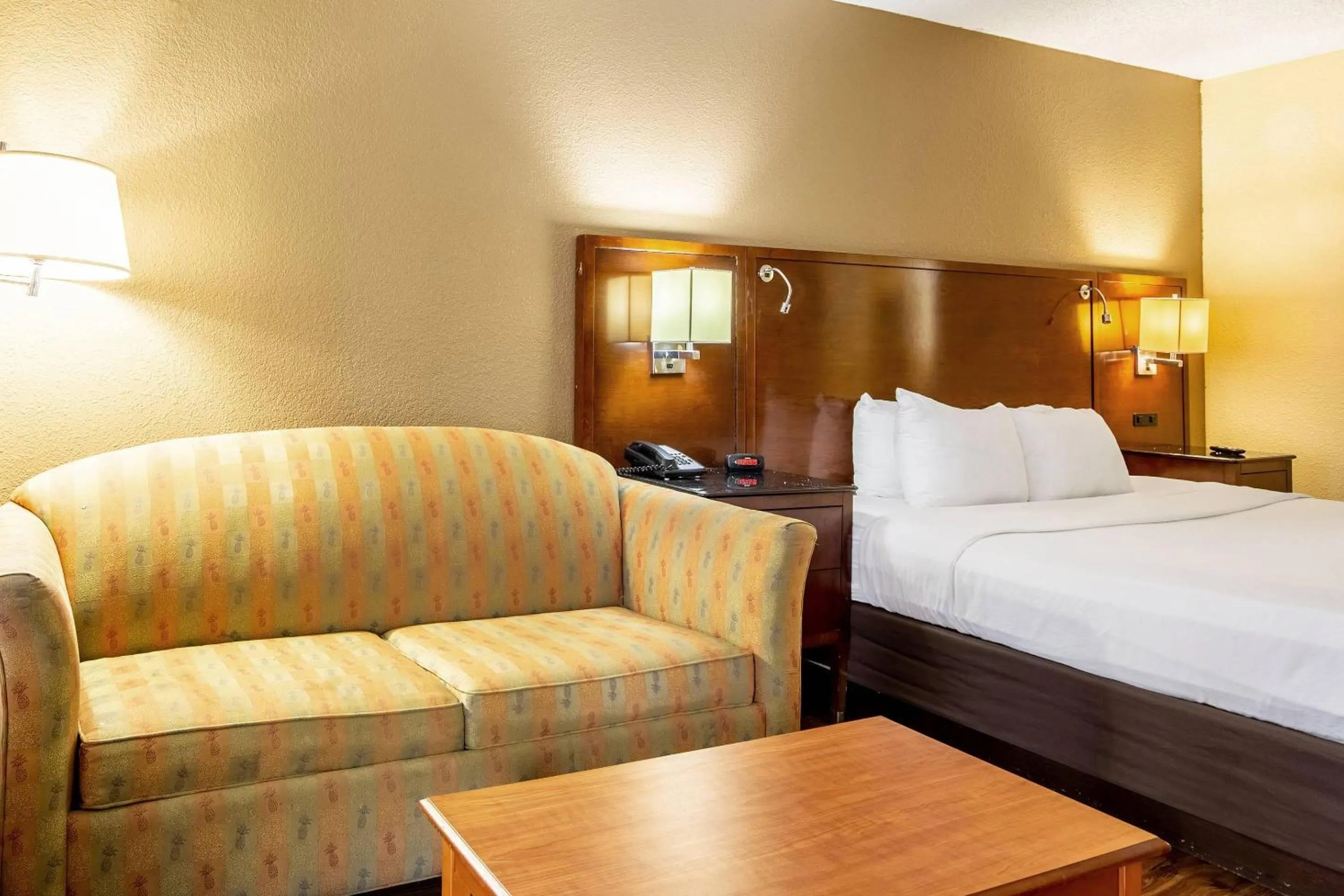 Bedroom, Bed in Econo Lodge Naval Station Norfolk