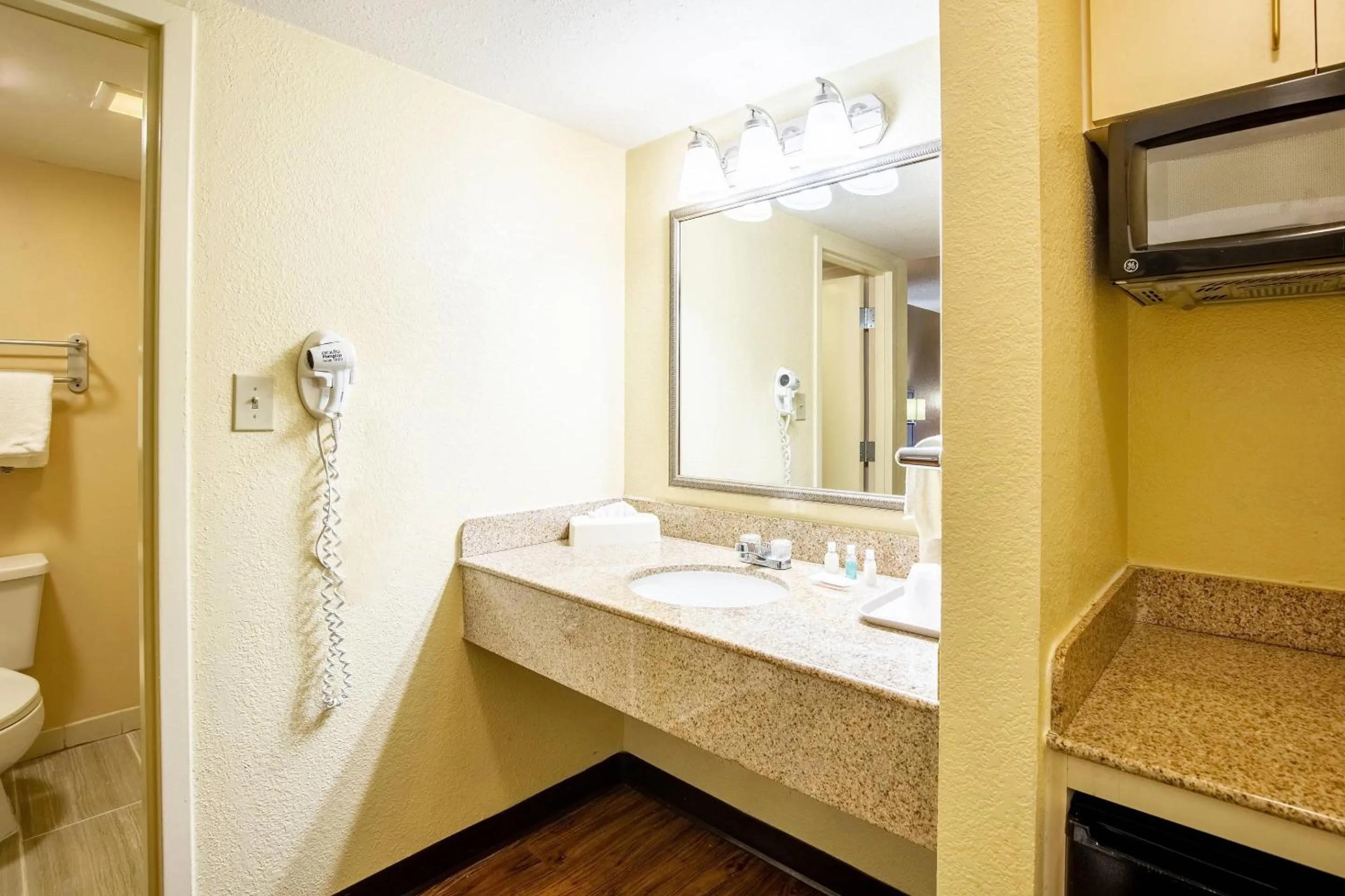 Bedroom in Econo Lodge Naval Station Norfolk