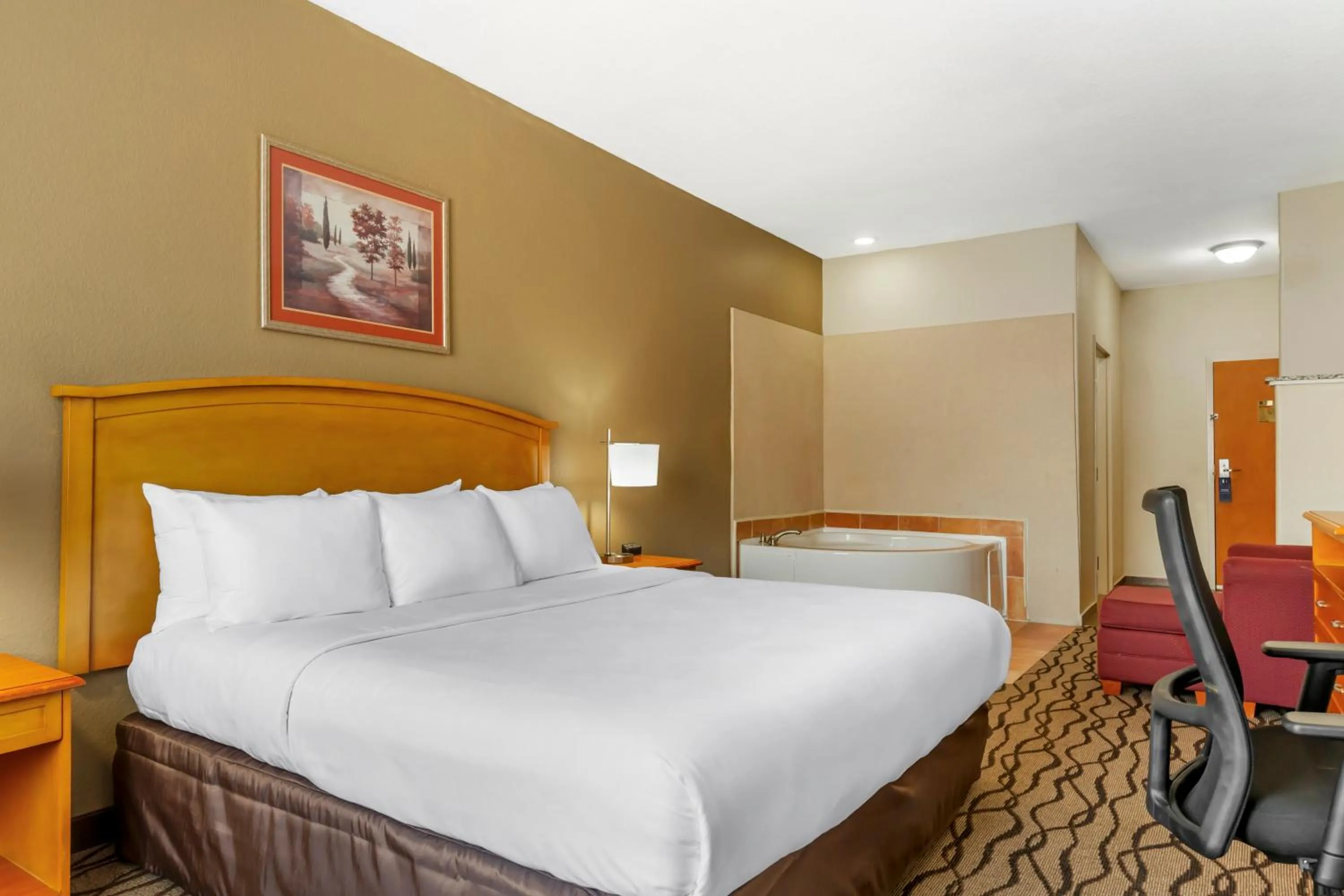 Hot Tub, Bed in Comfort Inn & Suites Chesapeake - Portsmouth
