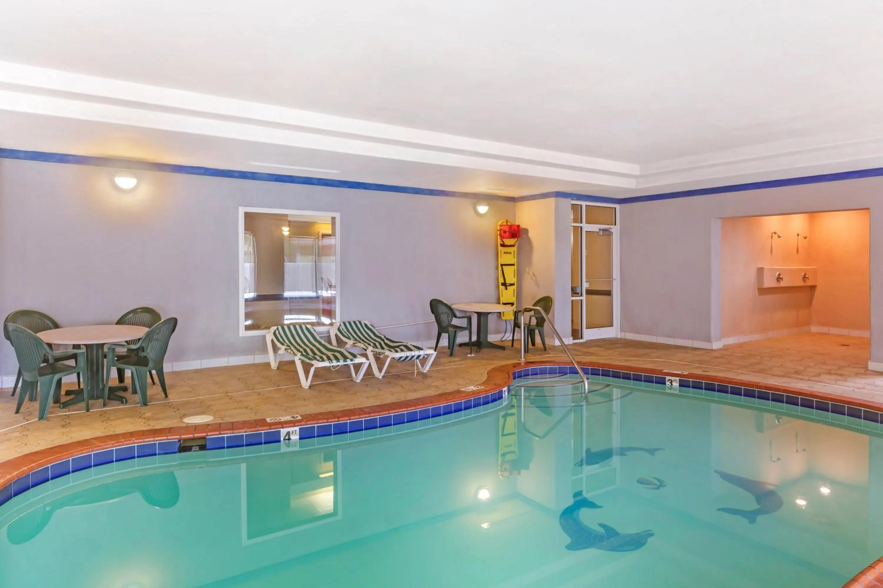 Swimming pool in Comfort Inn & Suites Chesapeake - Portsmouth