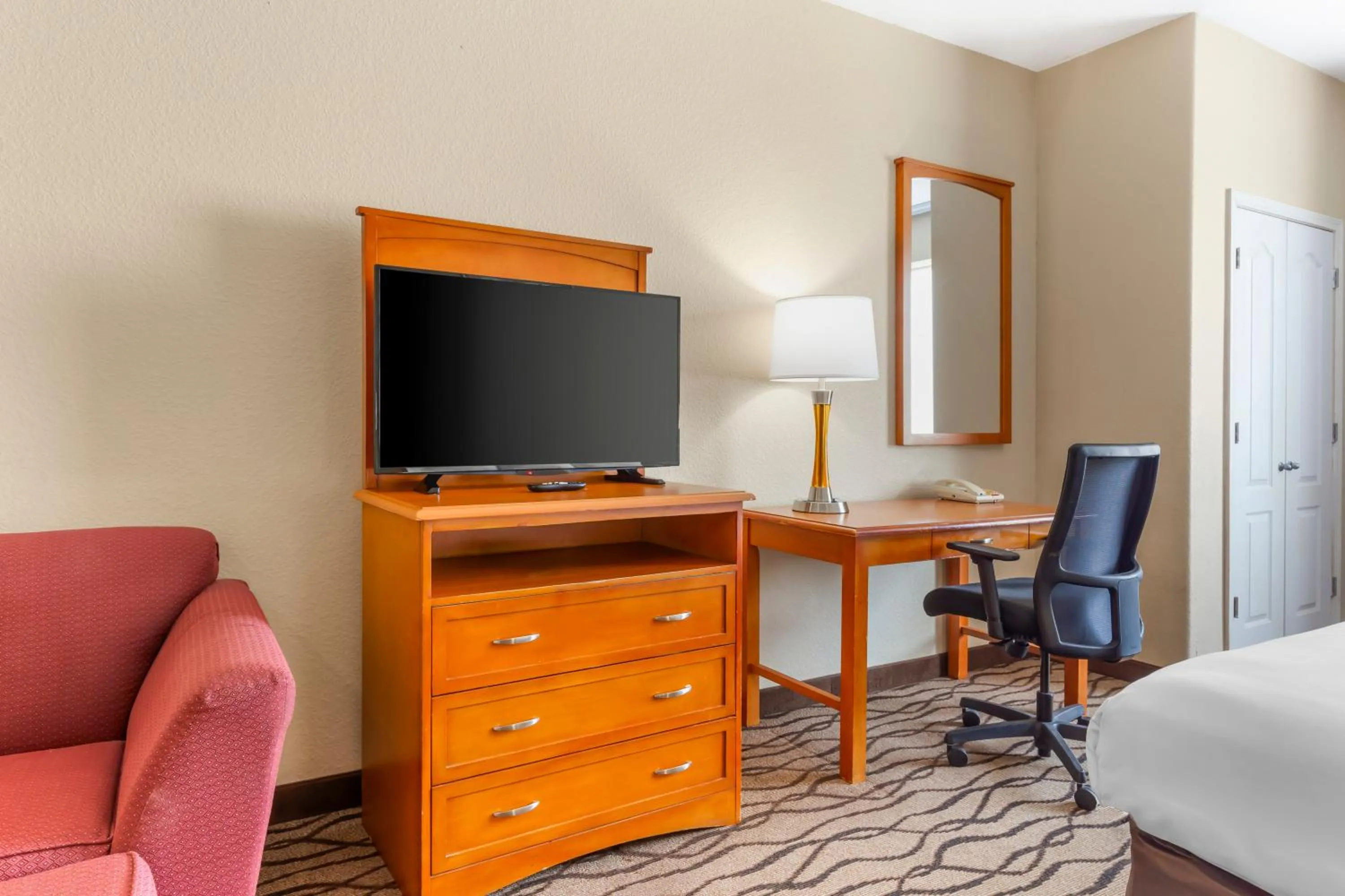 TV and multimedia, Bed in Comfort Inn & Suites Chesapeake - Portsmouth