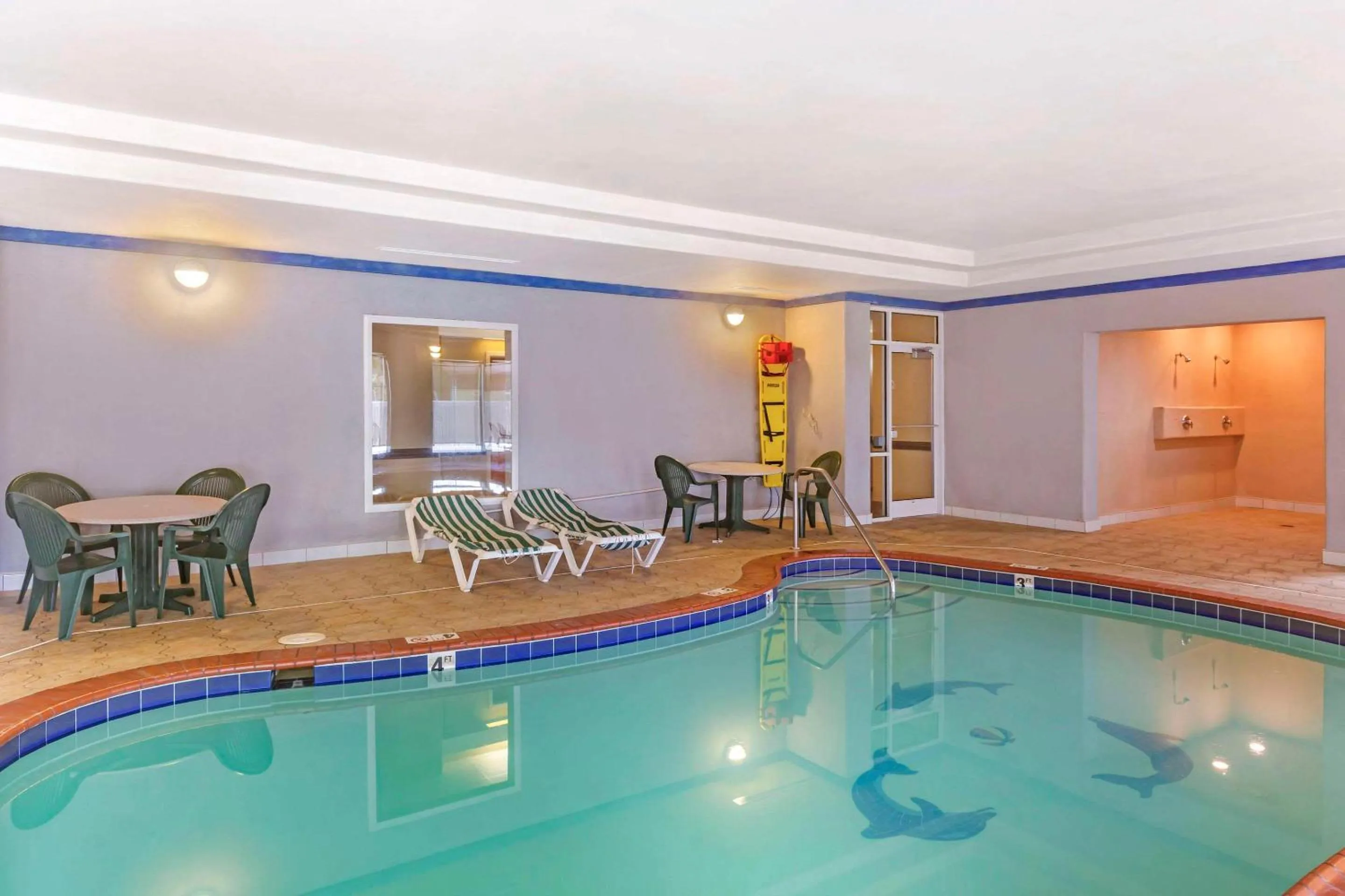 Swimming pool in Comfort Inn & Suites Chesapeake - Portsmouth