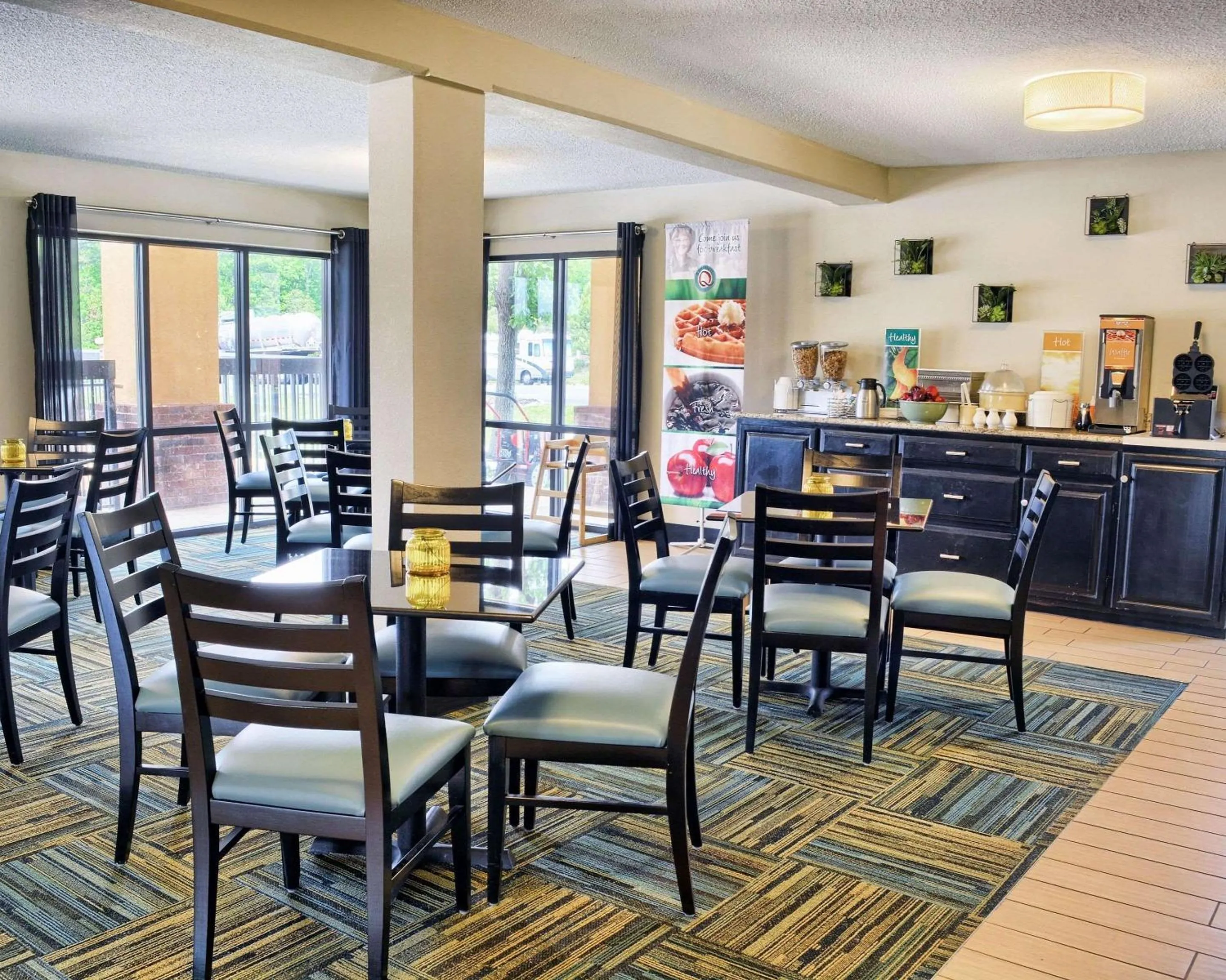 Restaurant/places to eat in Quality Inn Thornburg