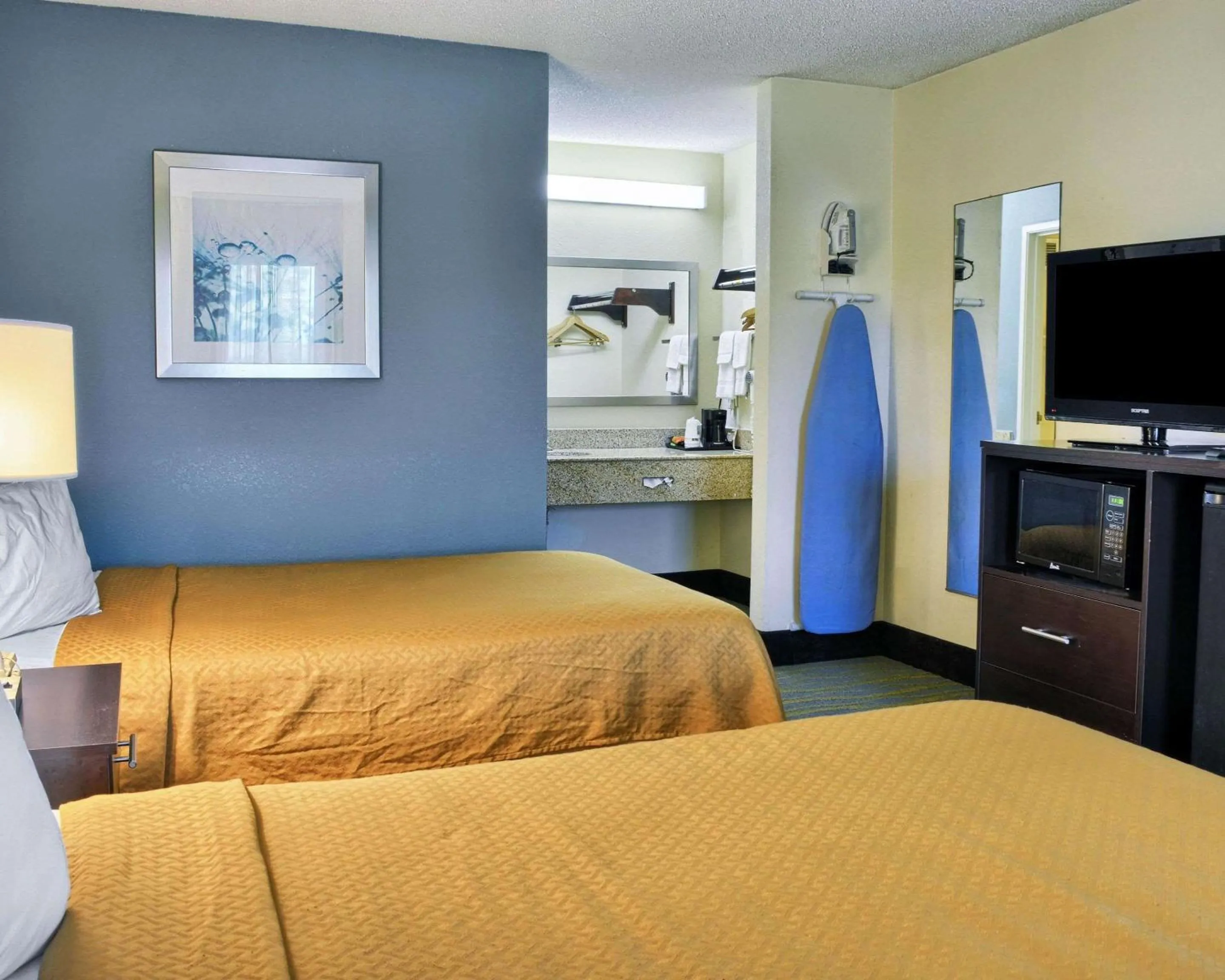 Photo of the whole room, Bed in Quality Inn Thornburg