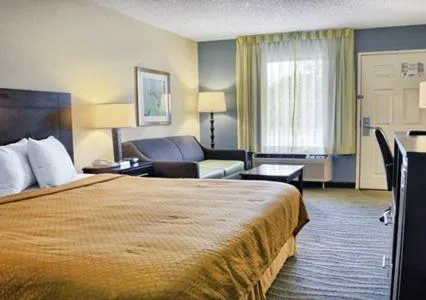 Photo of the whole room, Bed in Quality Inn Thornburg