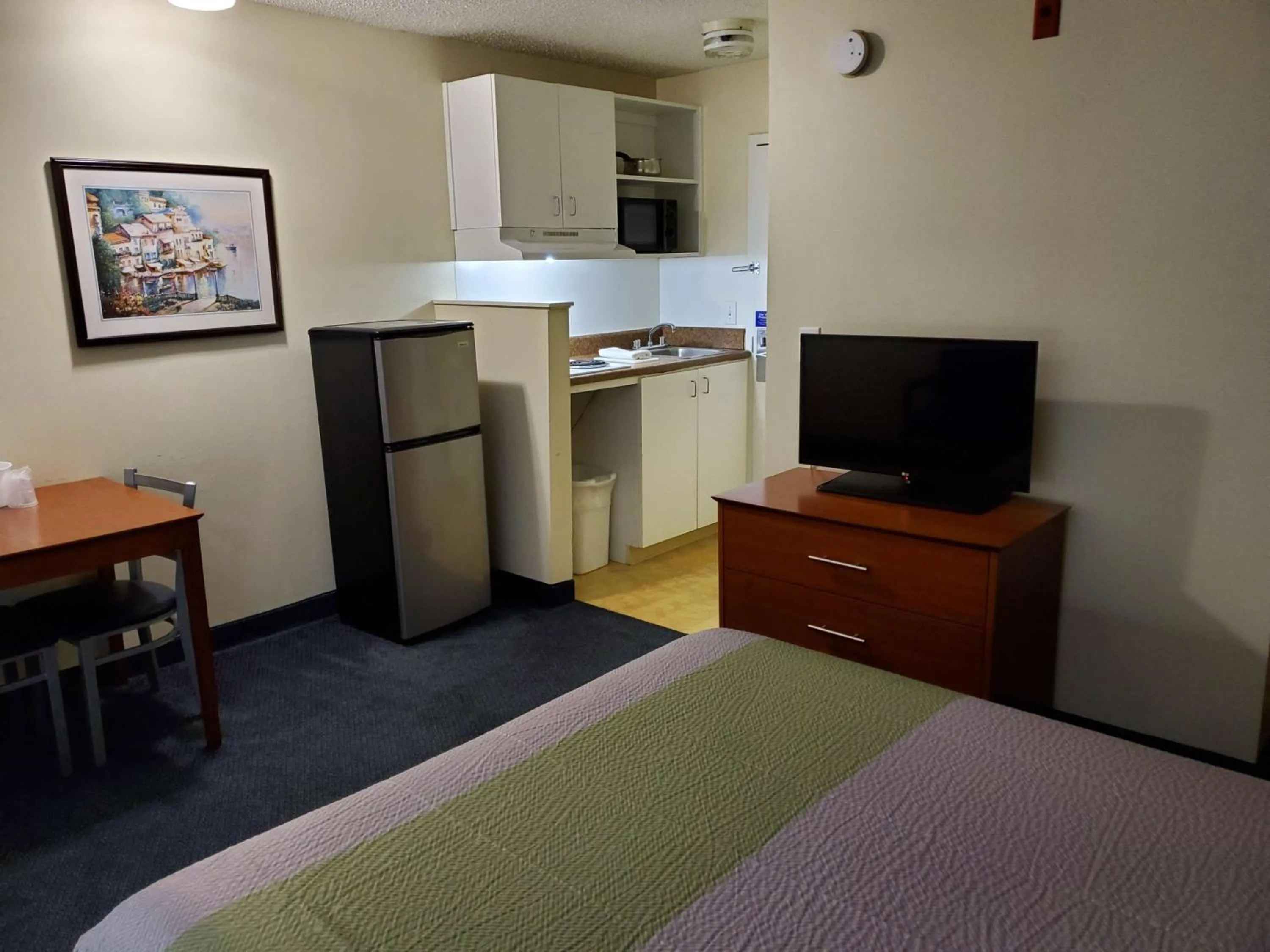 Deluxe Quadruple Room - single occupancy - Non-Smoking in Motel 6-Richmond, VA - I-64 West