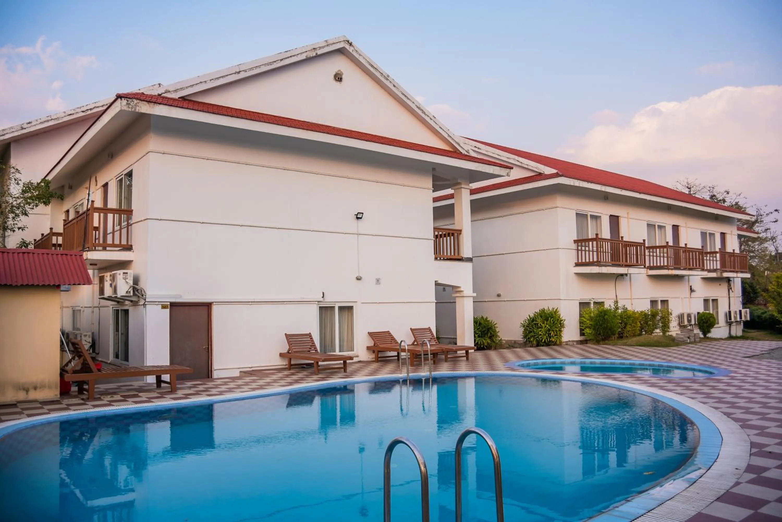 Swimming pool in Hotel Earth Light Sauraha