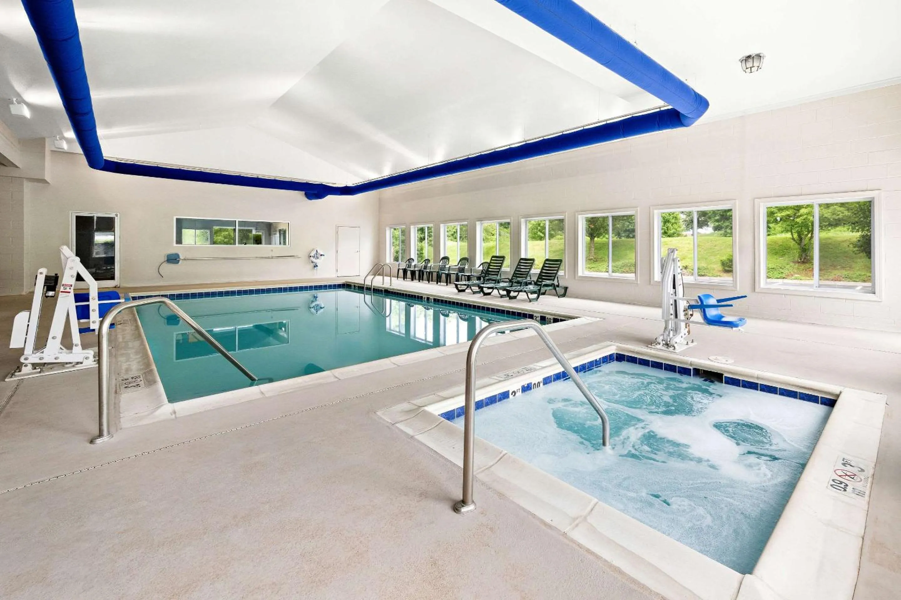 Swimming pool in Comfort Suites Abingdon I-81