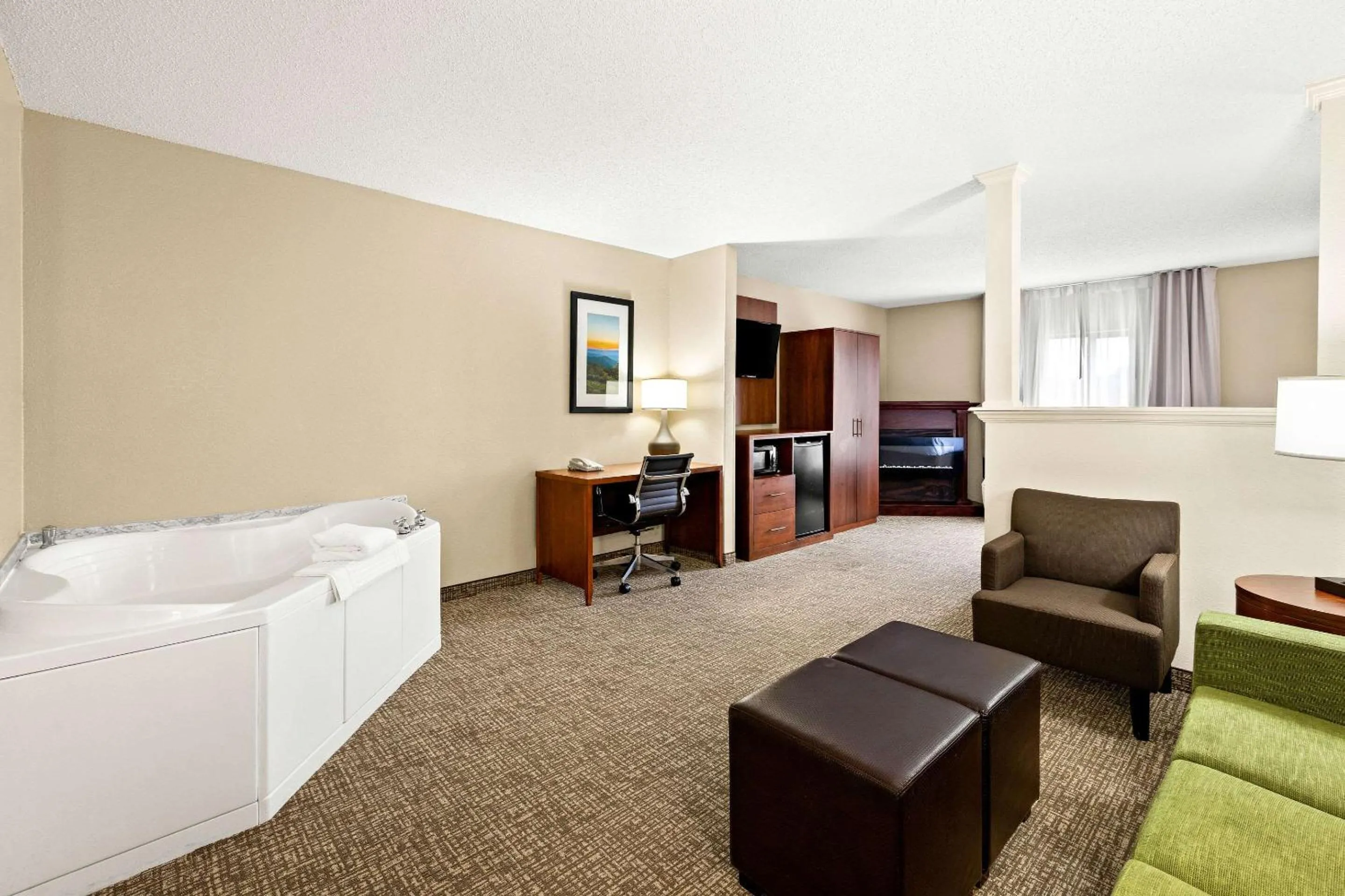 Bedroom, Bed in Comfort Suites Abingdon I-81