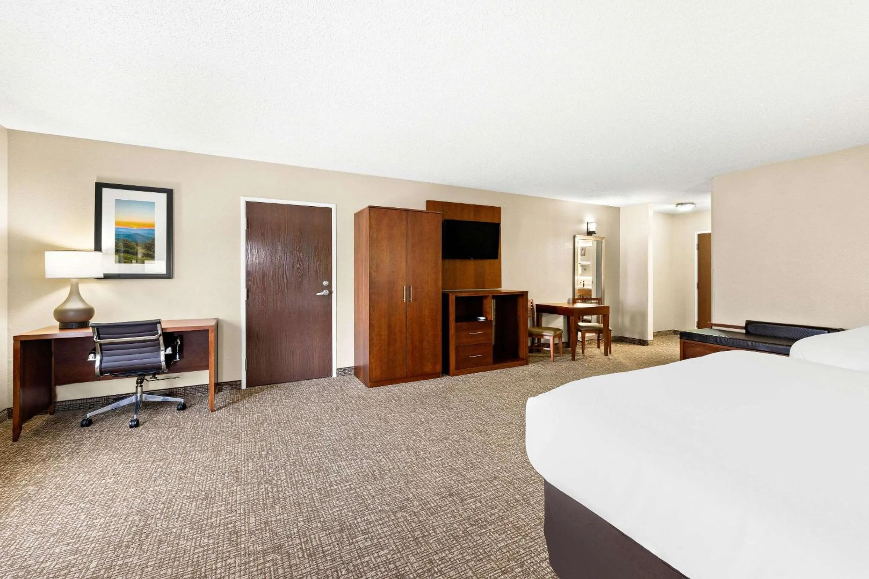 Bedroom, Bed in Comfort Suites Abingdon I-81