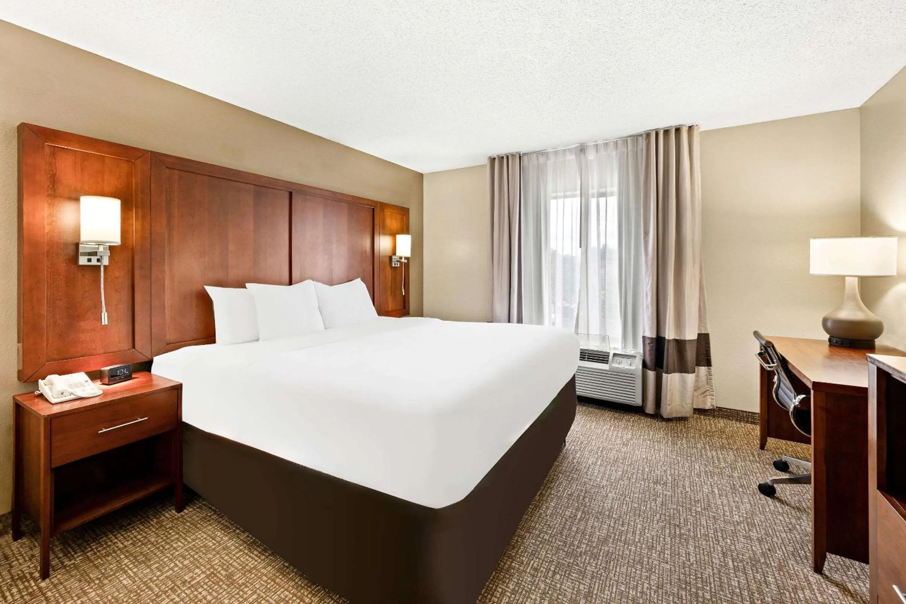 Bedroom, Bed in Comfort Suites Abingdon I-81