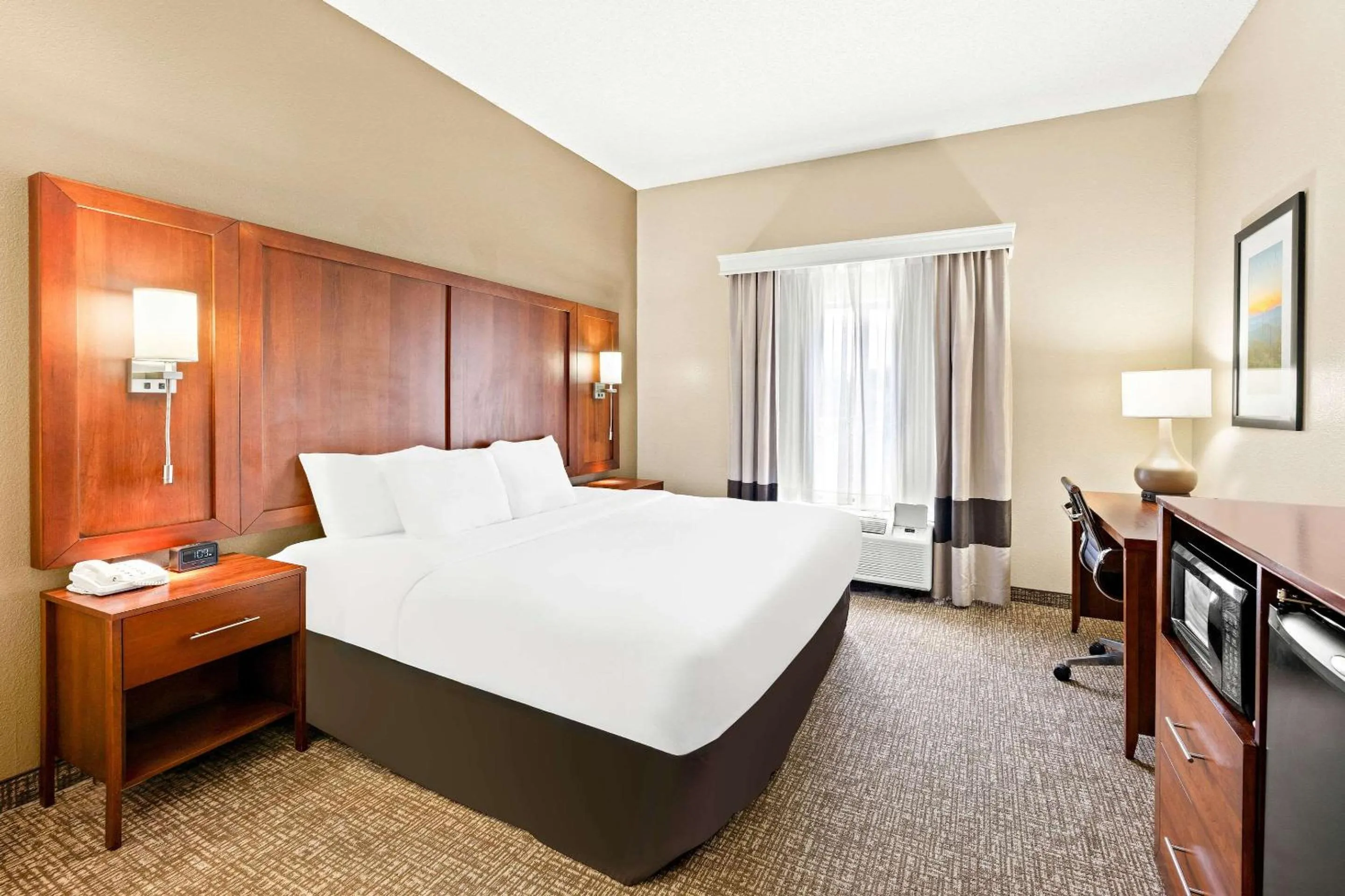 Bedroom, Bed in Comfort Suites Abingdon I-81