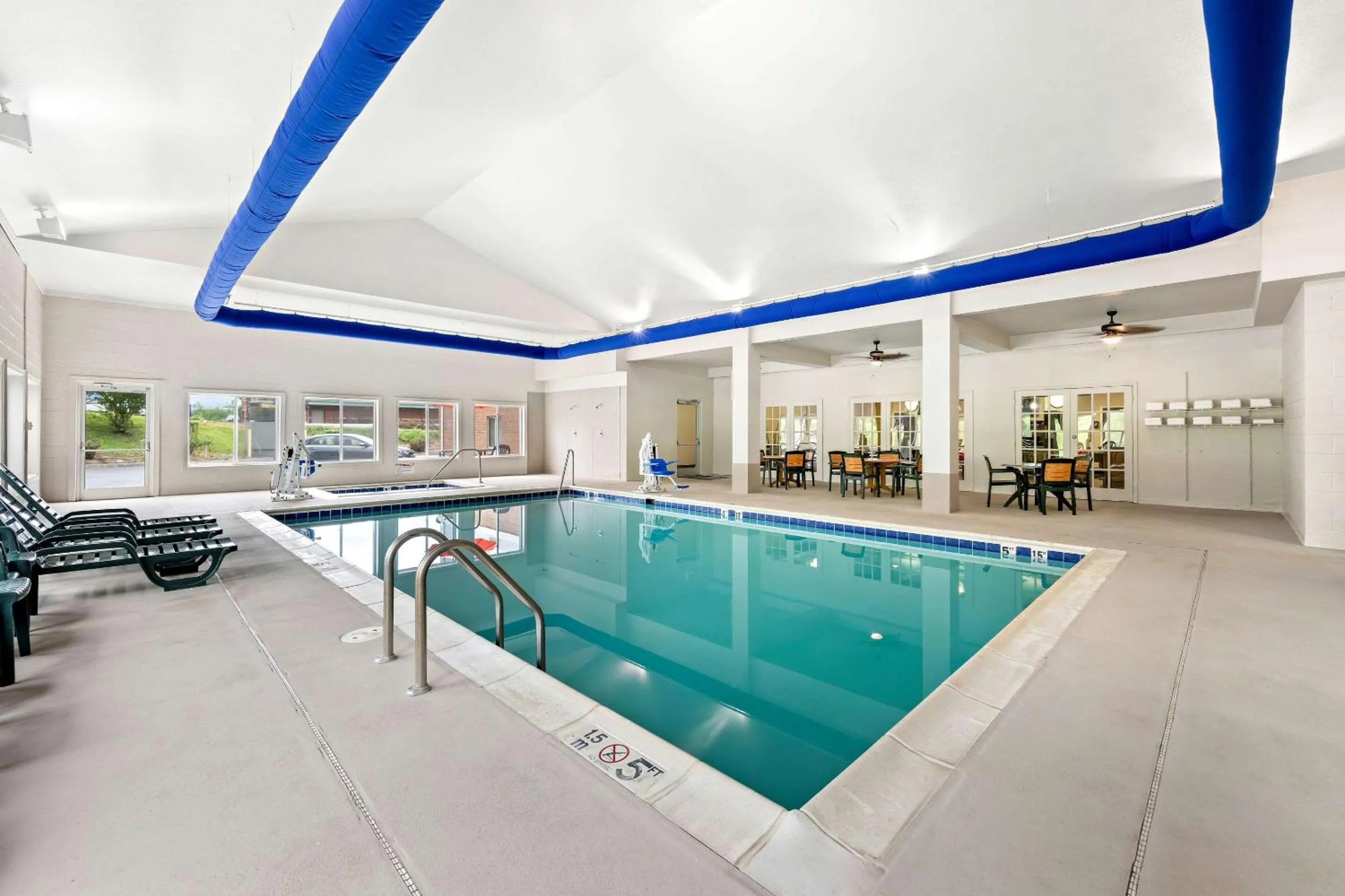 Swimming pool in Comfort Suites Abingdon I-81