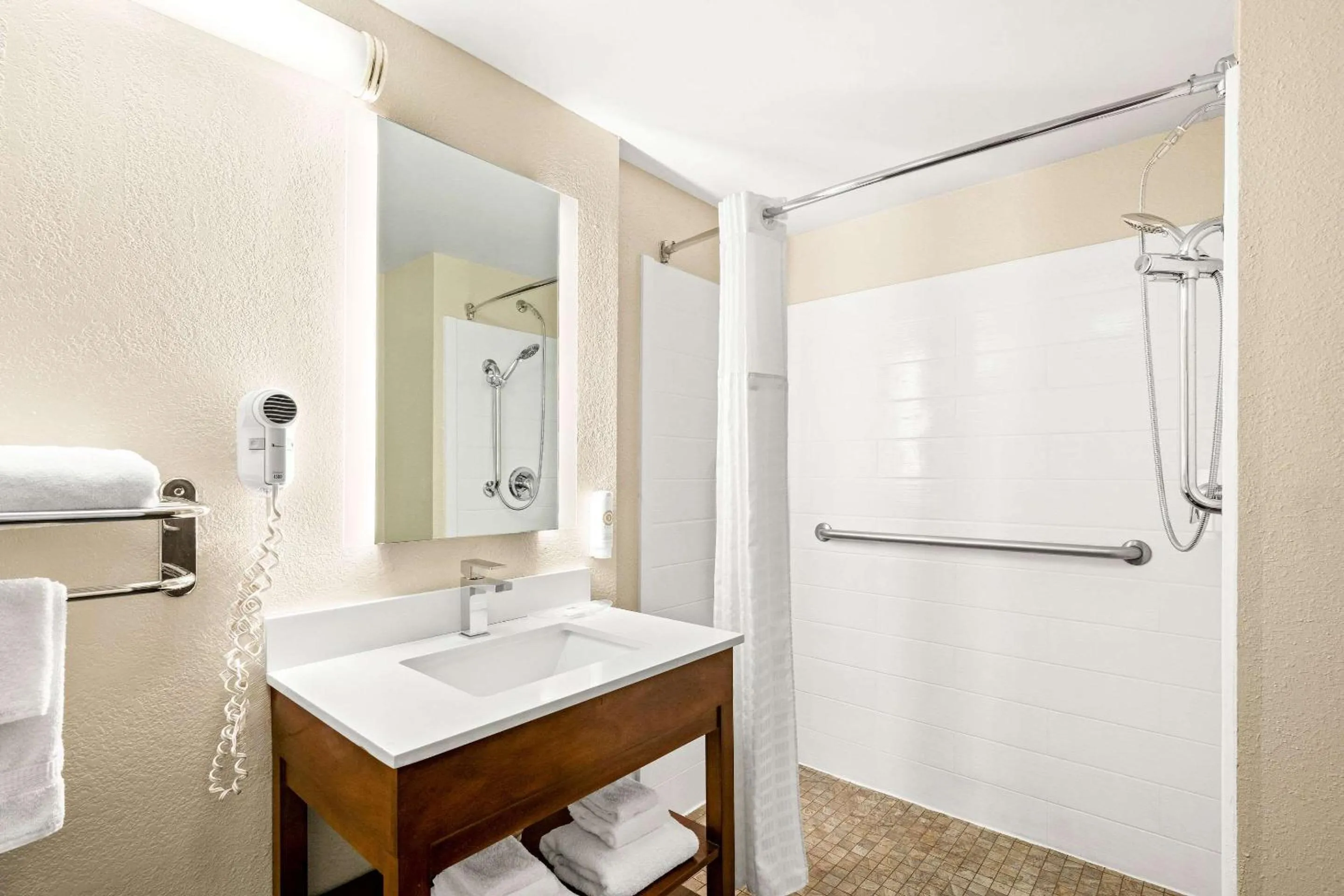 Bedroom in Comfort Suites Abingdon I-81