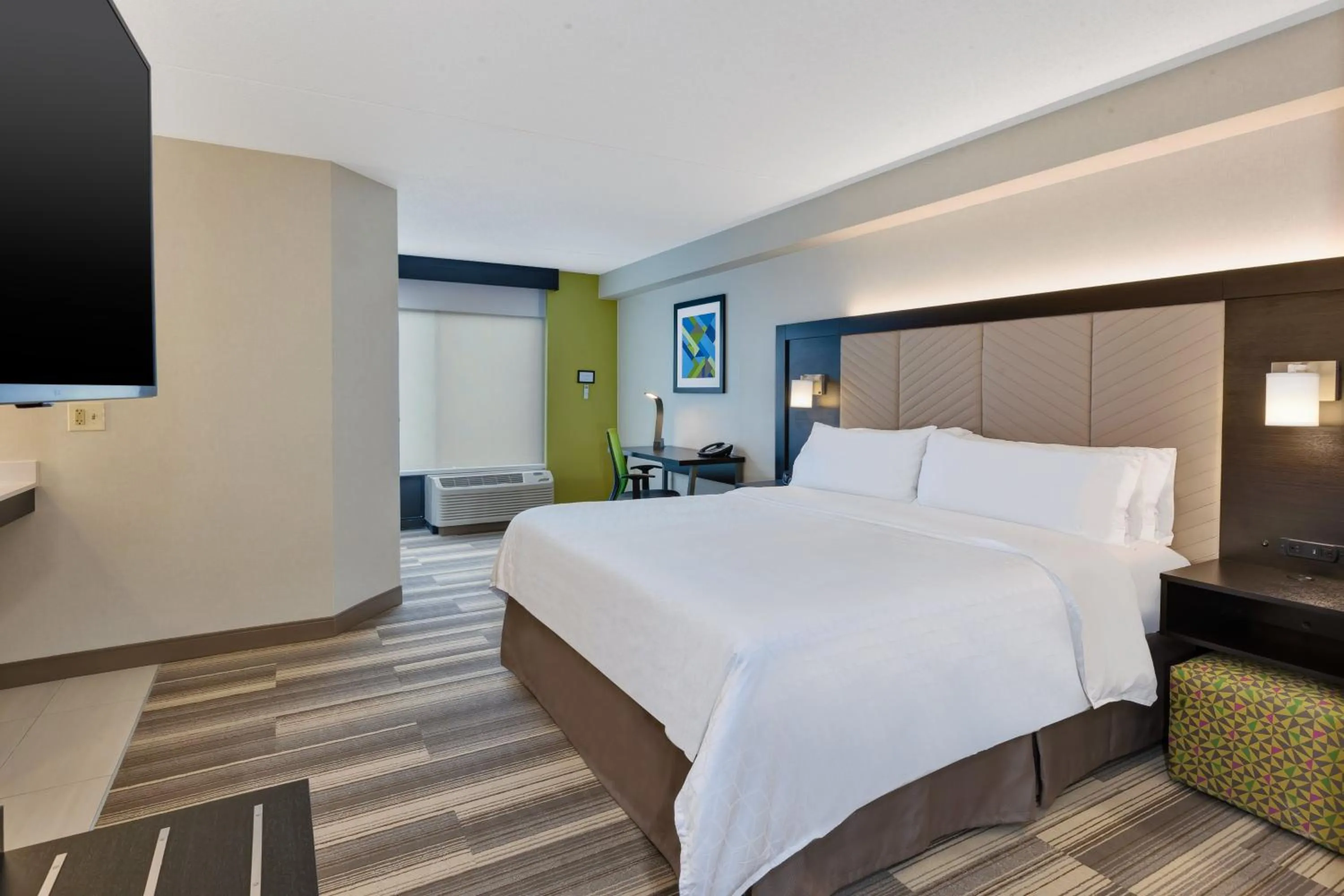 Photo of the whole room, Bed in Holiday Inn Express Blacksburg by IHG