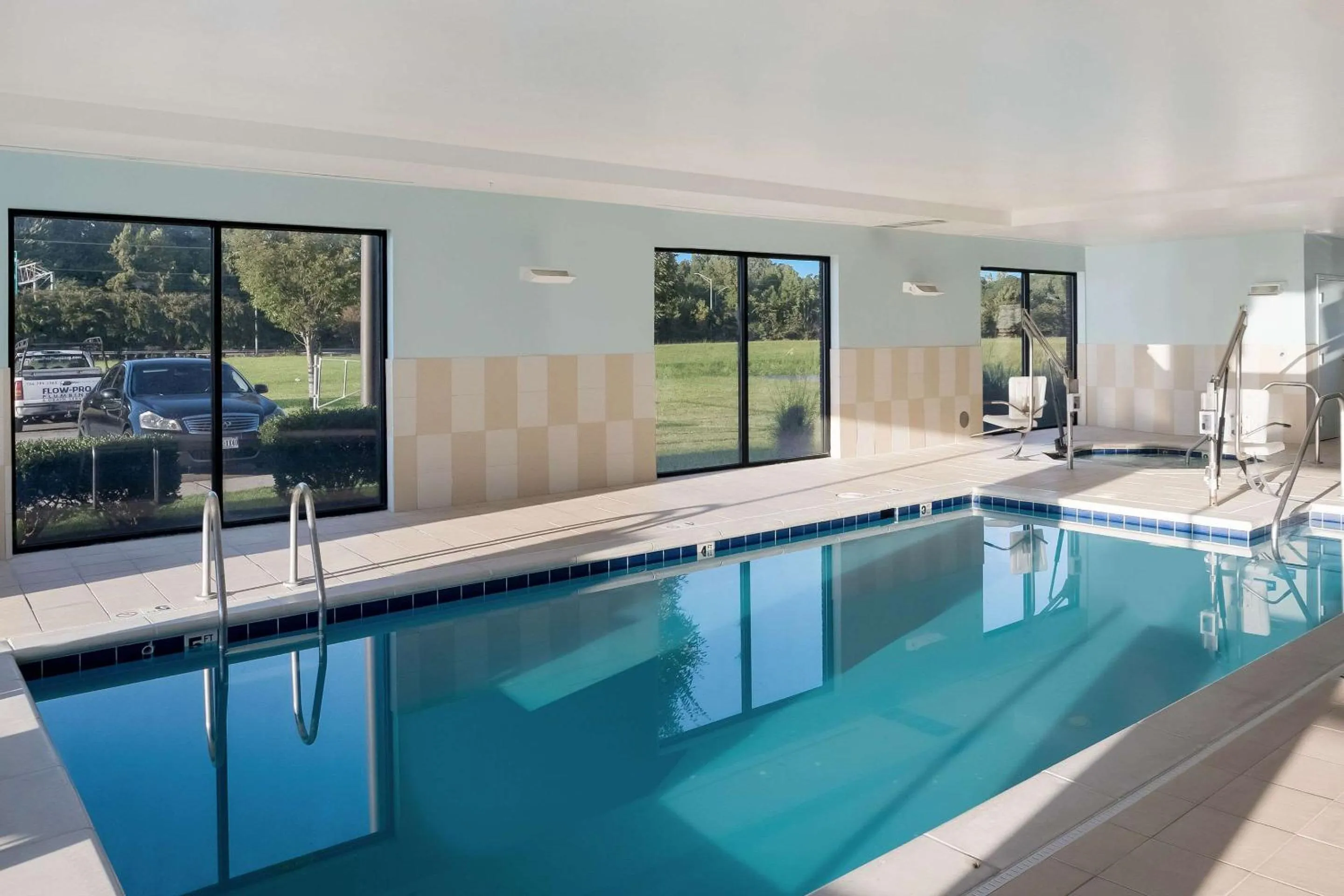 Swimming pool in Comfort Suites Suffolk - Chesapeake